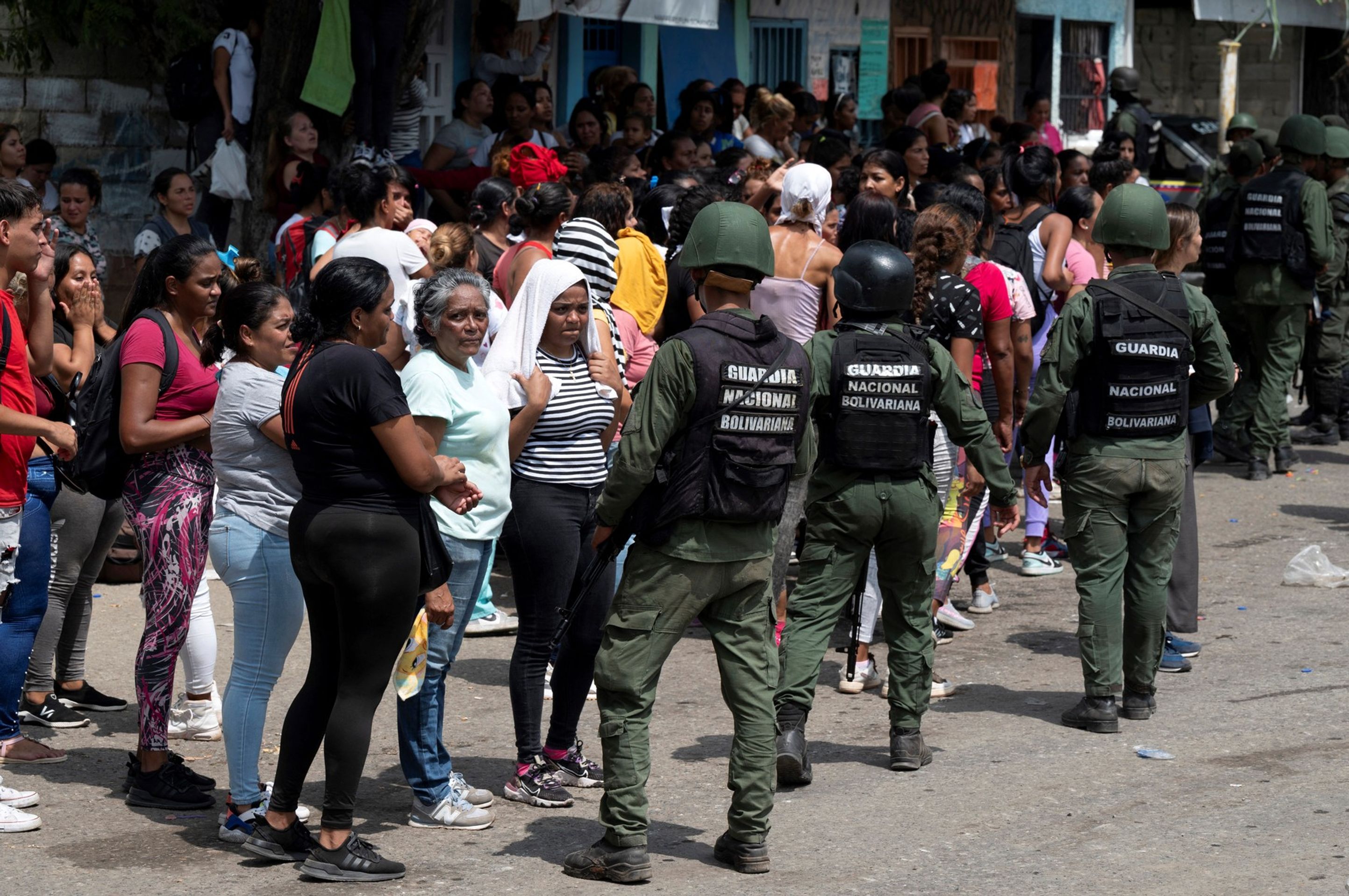 Vojáci dobyli zpět věznici, kterou ve Venezuele léta ovládal gang (2) - Dobytí věznice ve Venezuele (2/3)