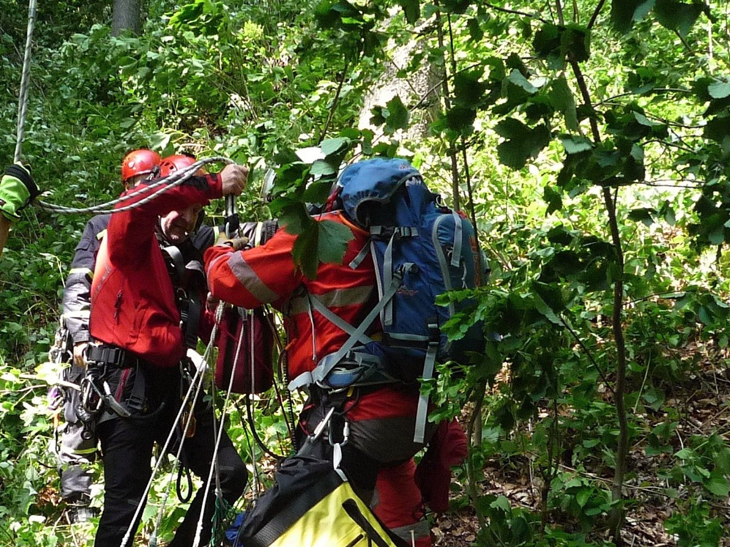 Zříceného paraglidistu zachránili hasiči ze stromu vrtulníkem - GALERIE: Zříceného paraglidistu zachránili hasiči ze stromu vrtulníkem (1/3)