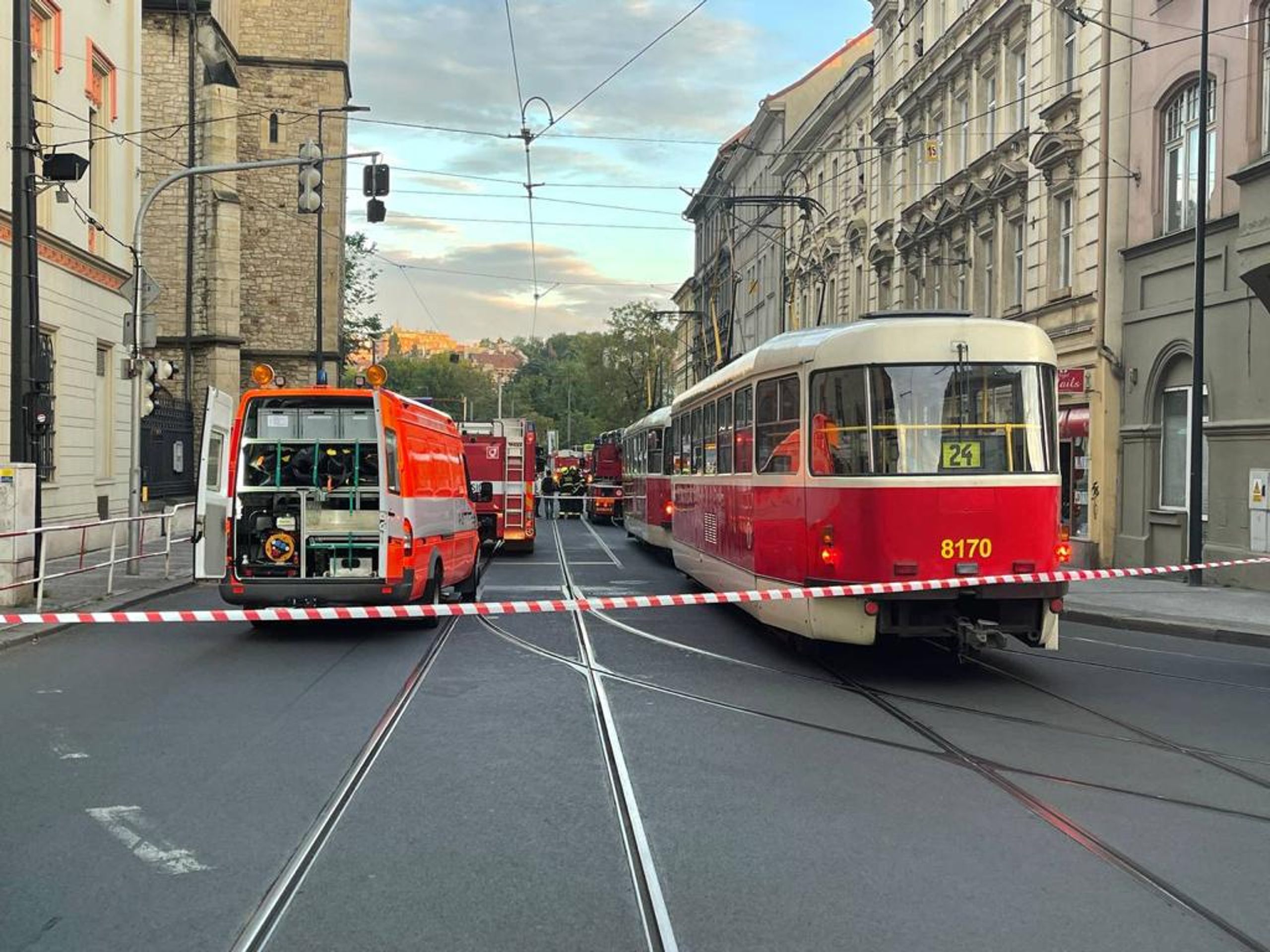 Zabarikádovaný muž v Praze hrozí skokem z okna - Zabarikádovaný muž v Praze hrozí skokem z okna (6/9)