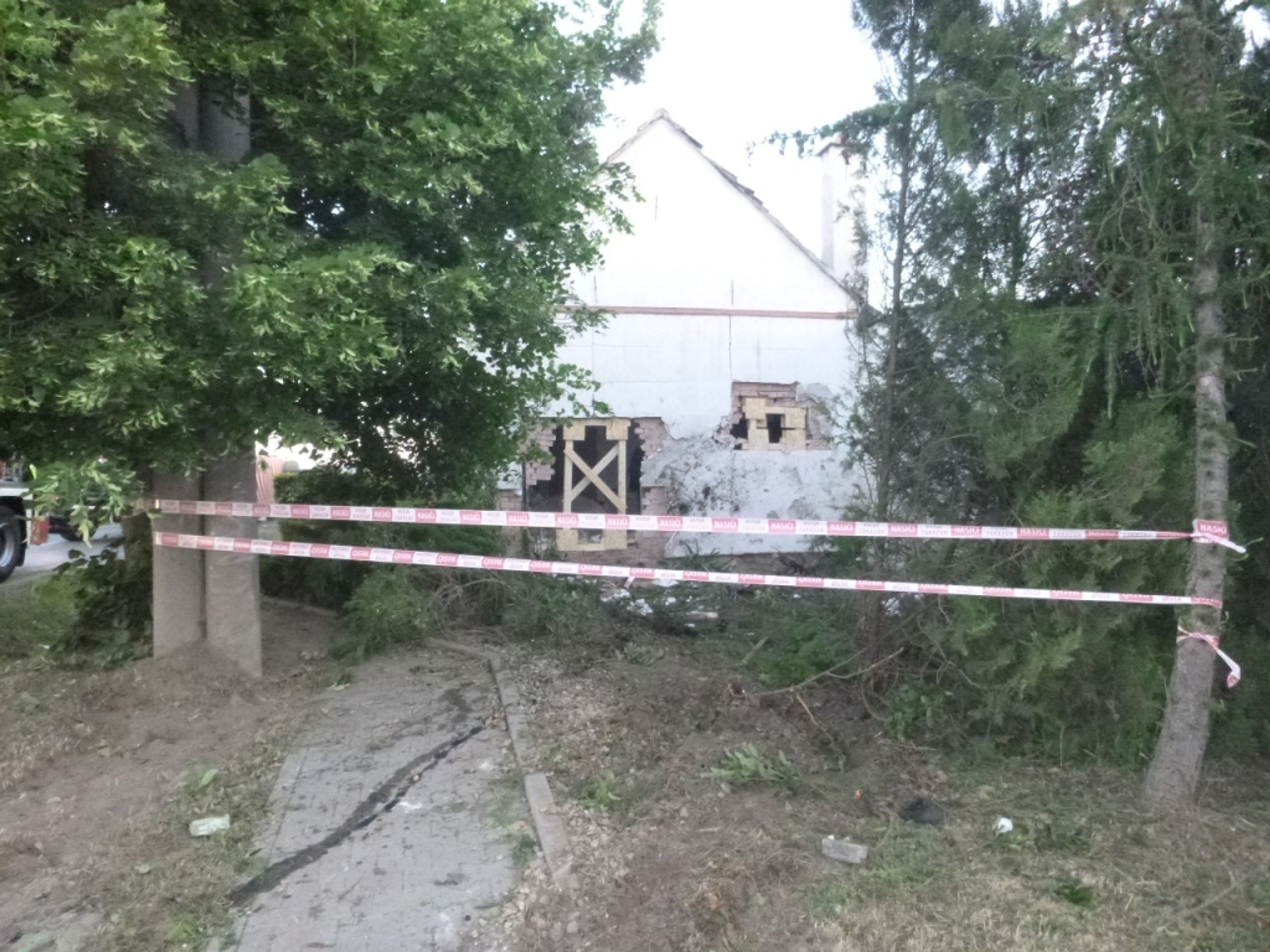Auto se probouralo až do domu - 8 - GALERIE: Auto se probouralo až do ložnice (8/9)