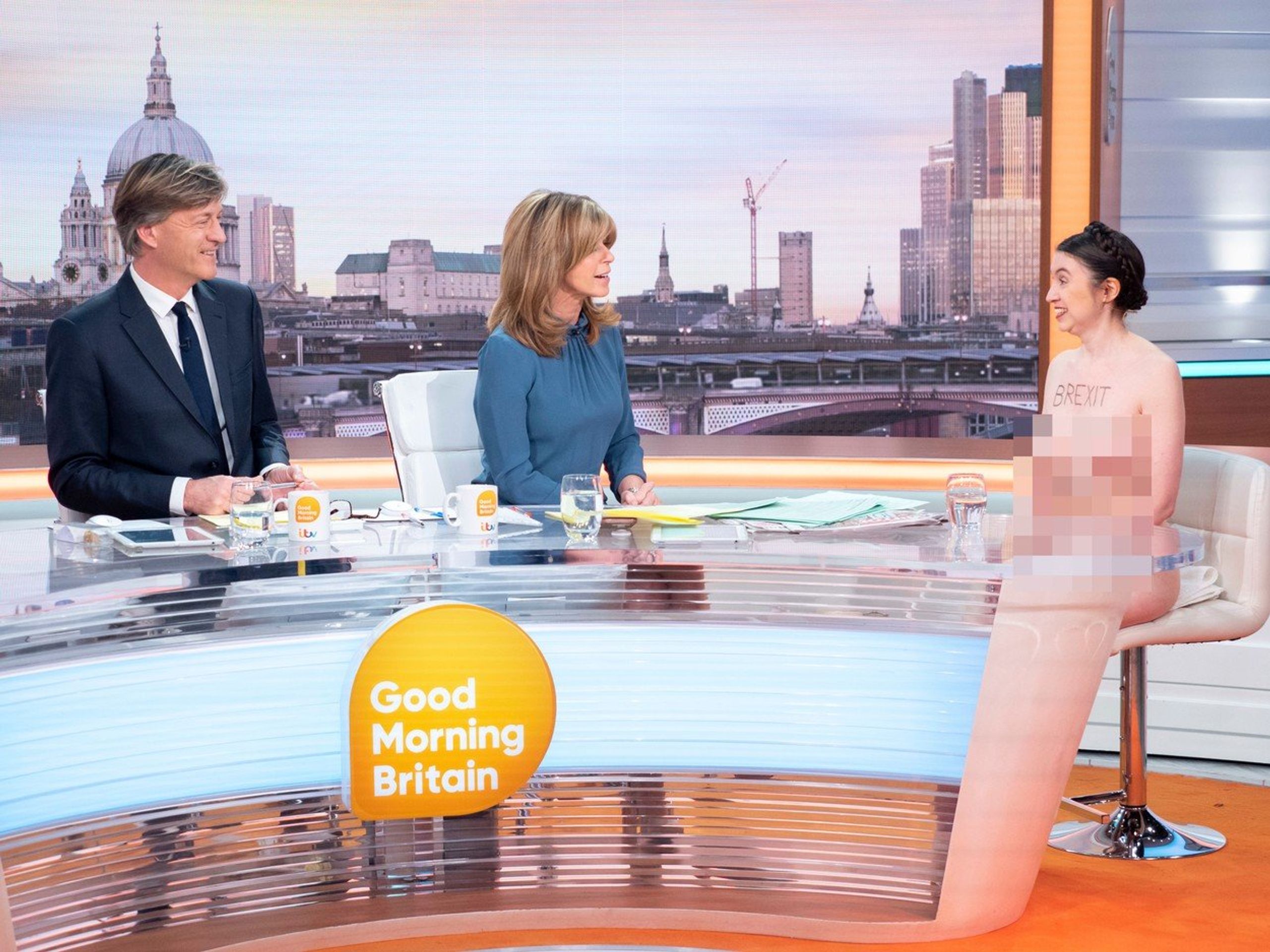Ekonomka Victoria Batemanová - GALERIE: Profesorka Victoria Batemanová se svléká v kampani proti Brexitu (3/5)