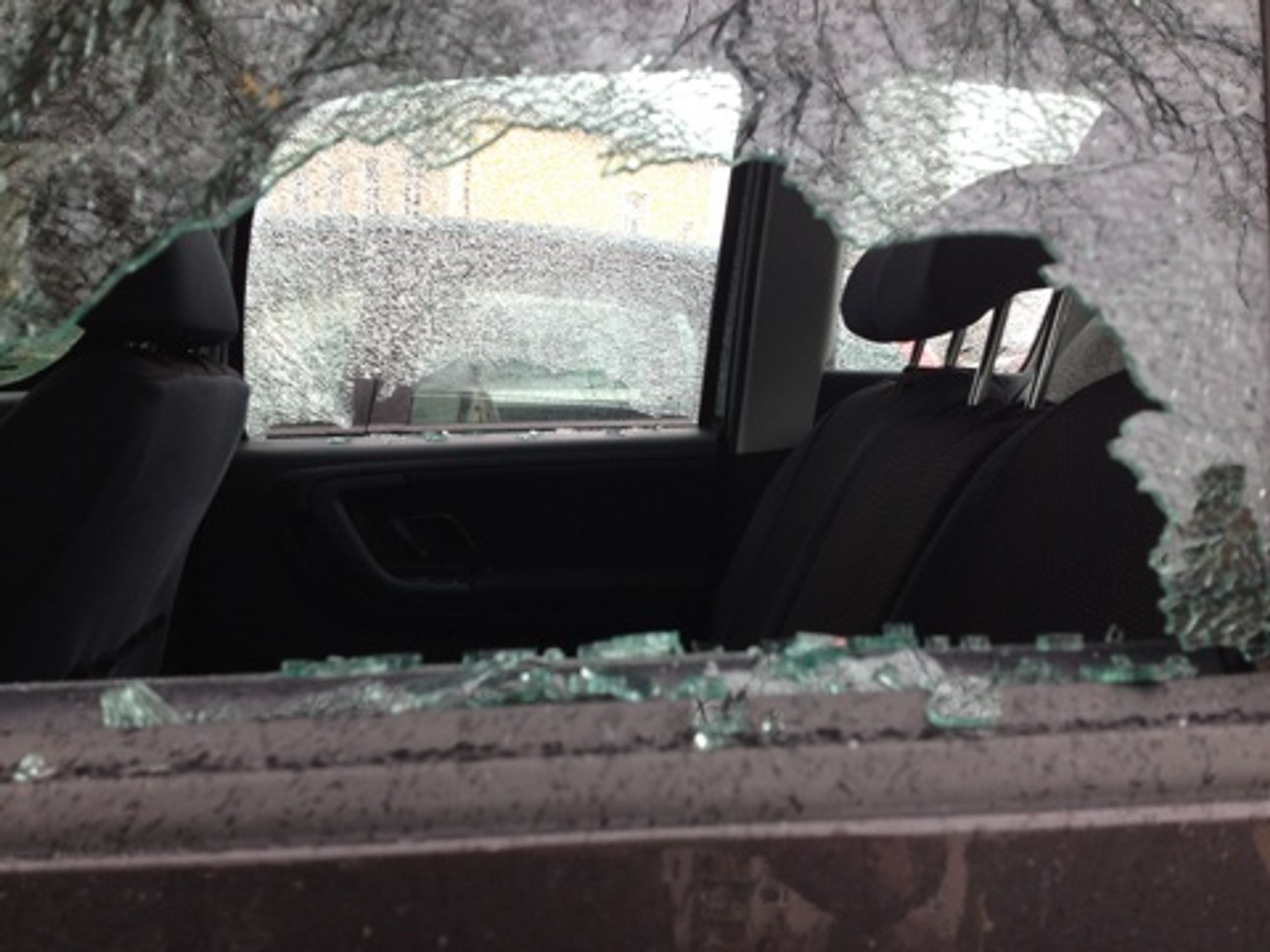 Střelec v Krnově rozstřílel několik aut - GALERIE: Střelec v Krnově rozstřílel několik aut! (5/5)