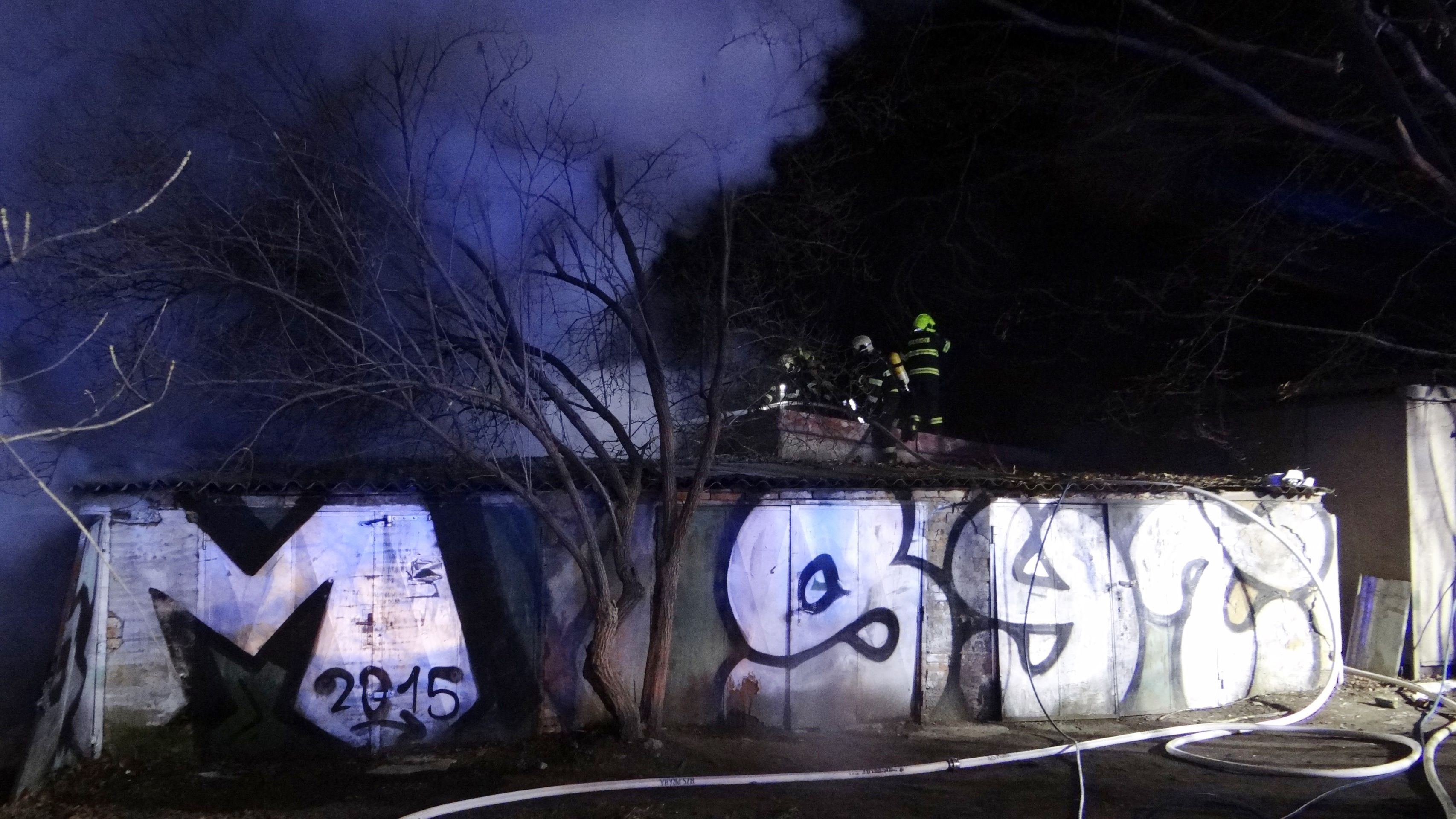 Hasiči se soustavou objektů těžce dostávali k ohniskům požáru - GALERIE: Velký požár v Praze na Strahově (2/7)