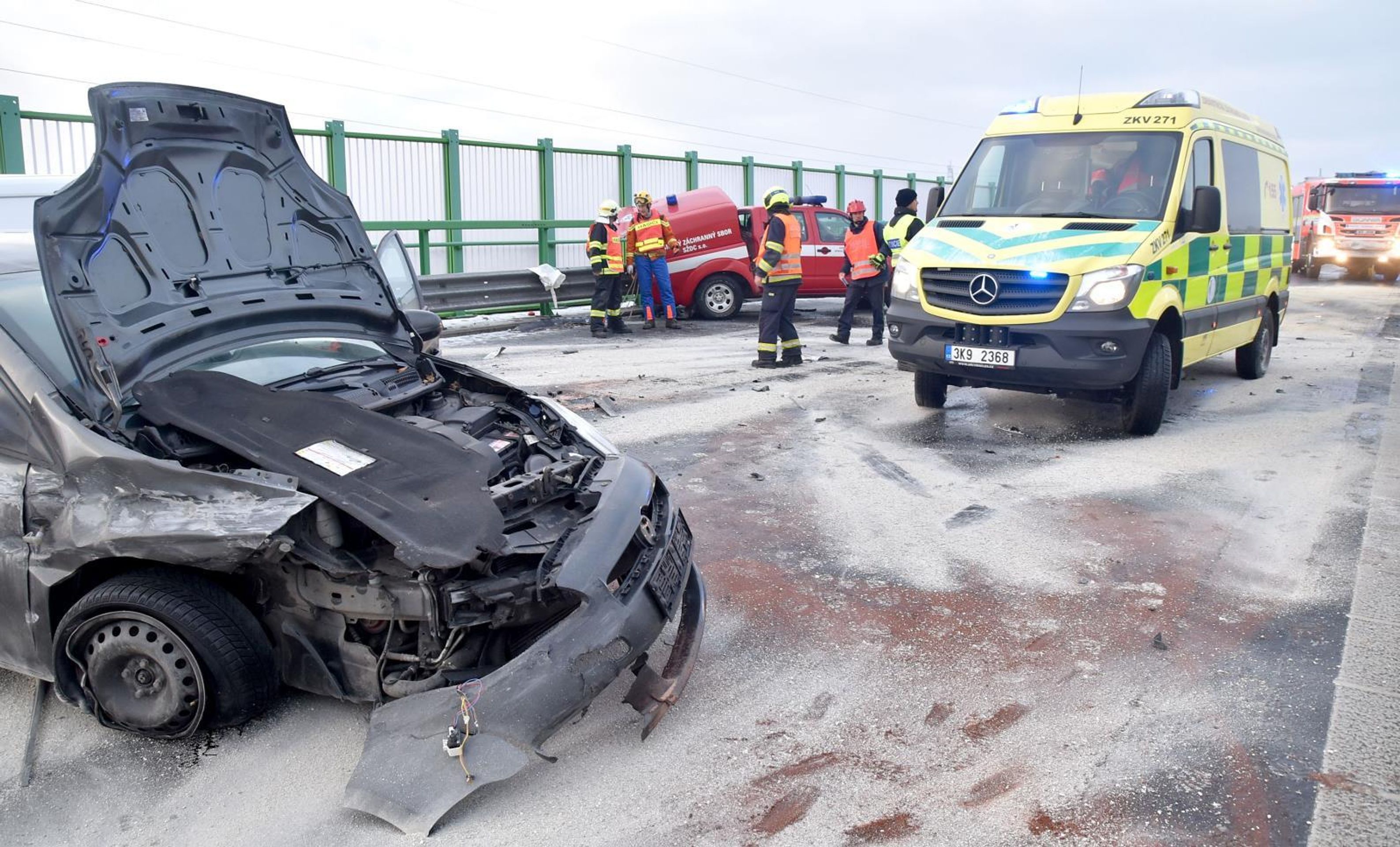 Hasiči zastavili u nehody, zezadu do nich narazilo další auto - 1 - GALERIE: Hasiči zastavili u nehody, zezadu do nich narazilo další auto (1/10)