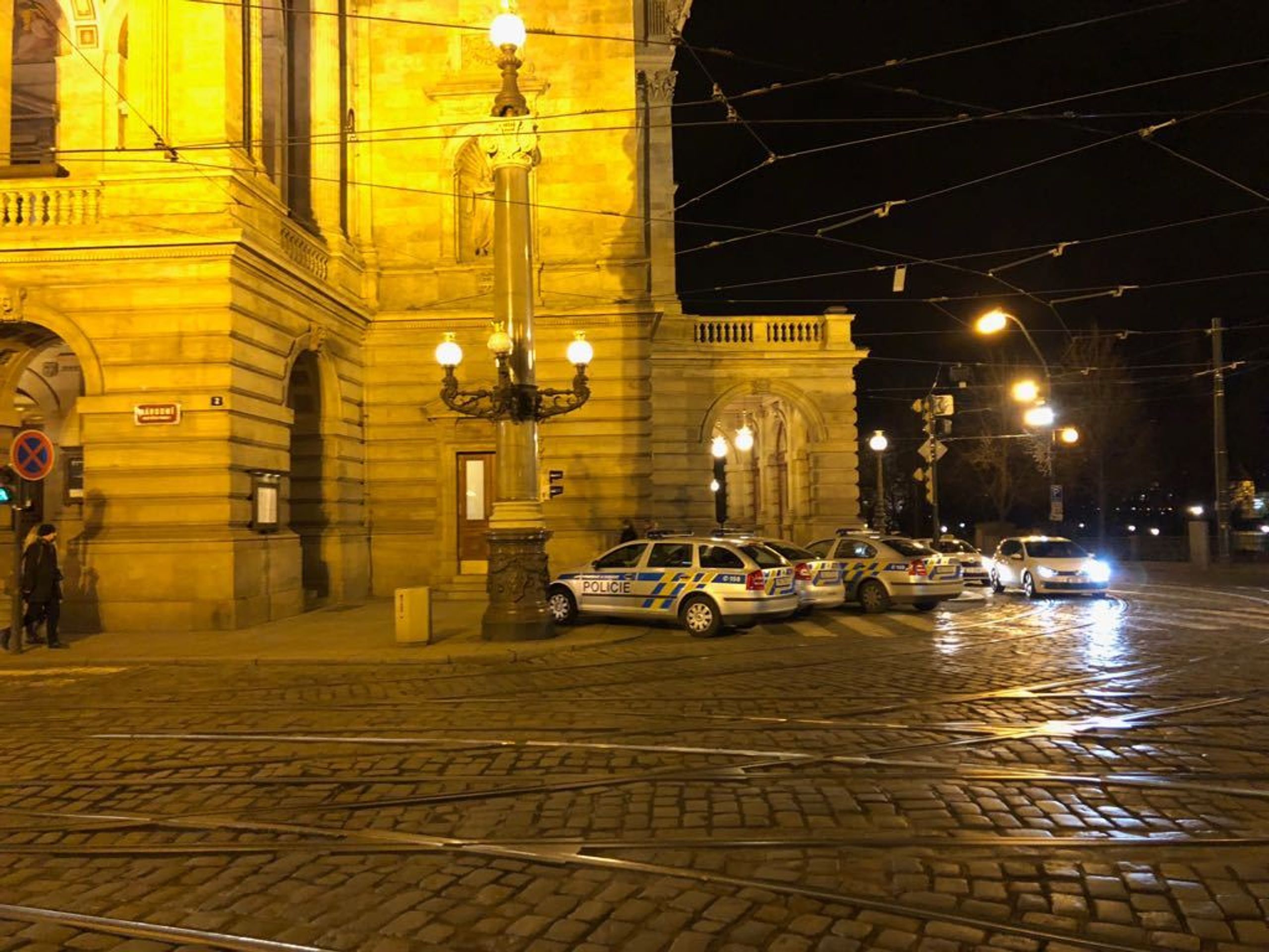 Zásah policie v Národním divadle - 2 - GALERIE: Zásah policie v Národním divadle (2/4)