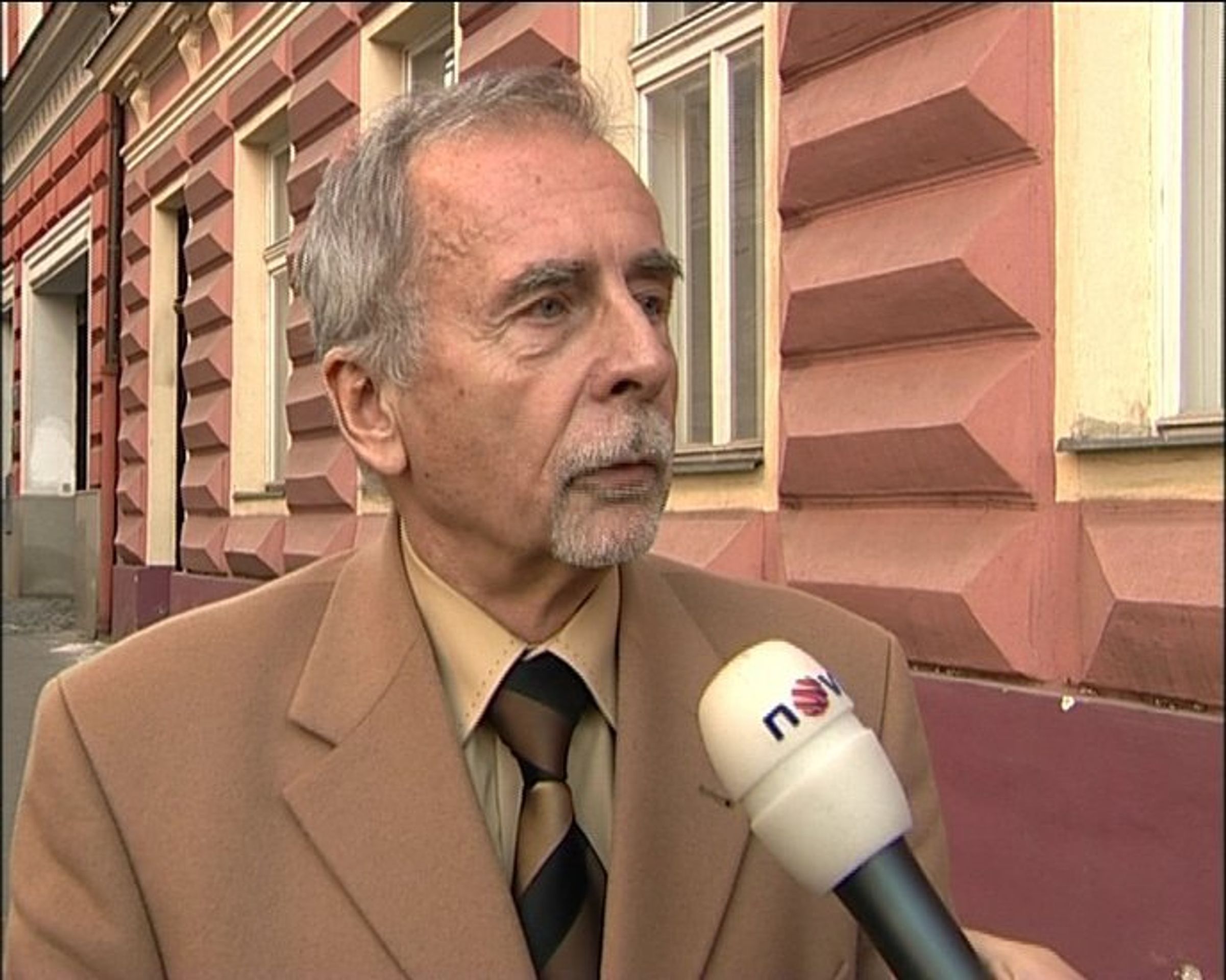 Stanislav Křeček, předseda Sdružení nájemníků. - Skandál: V bytech s regulovaným nájmem bydlí vysoce postavení lidé (1/2)
