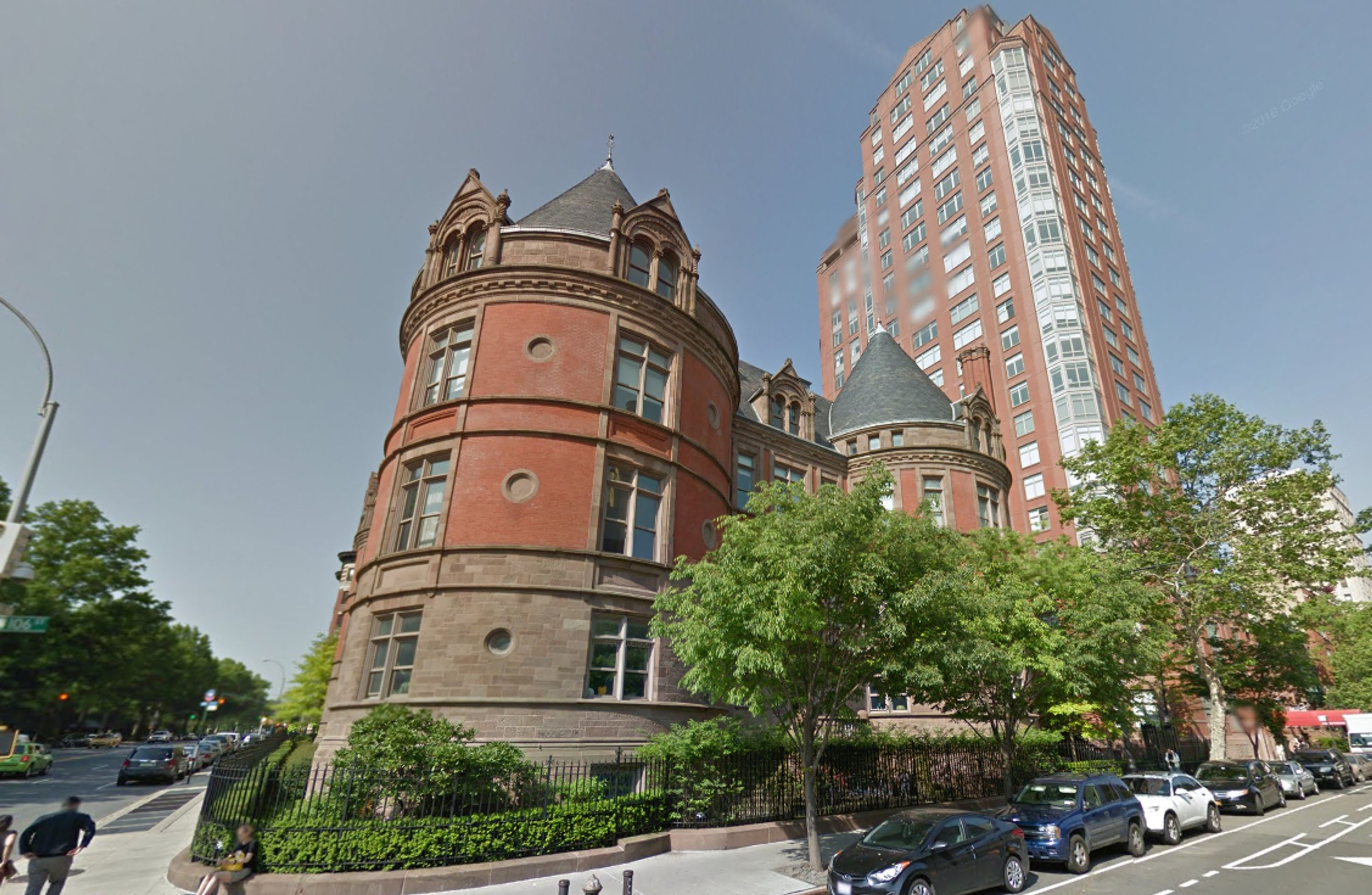 Hrad na 455 Central Park, přestavěná bývalá nemocnice - GALERIE: Hrady v New Yorku (7/7)