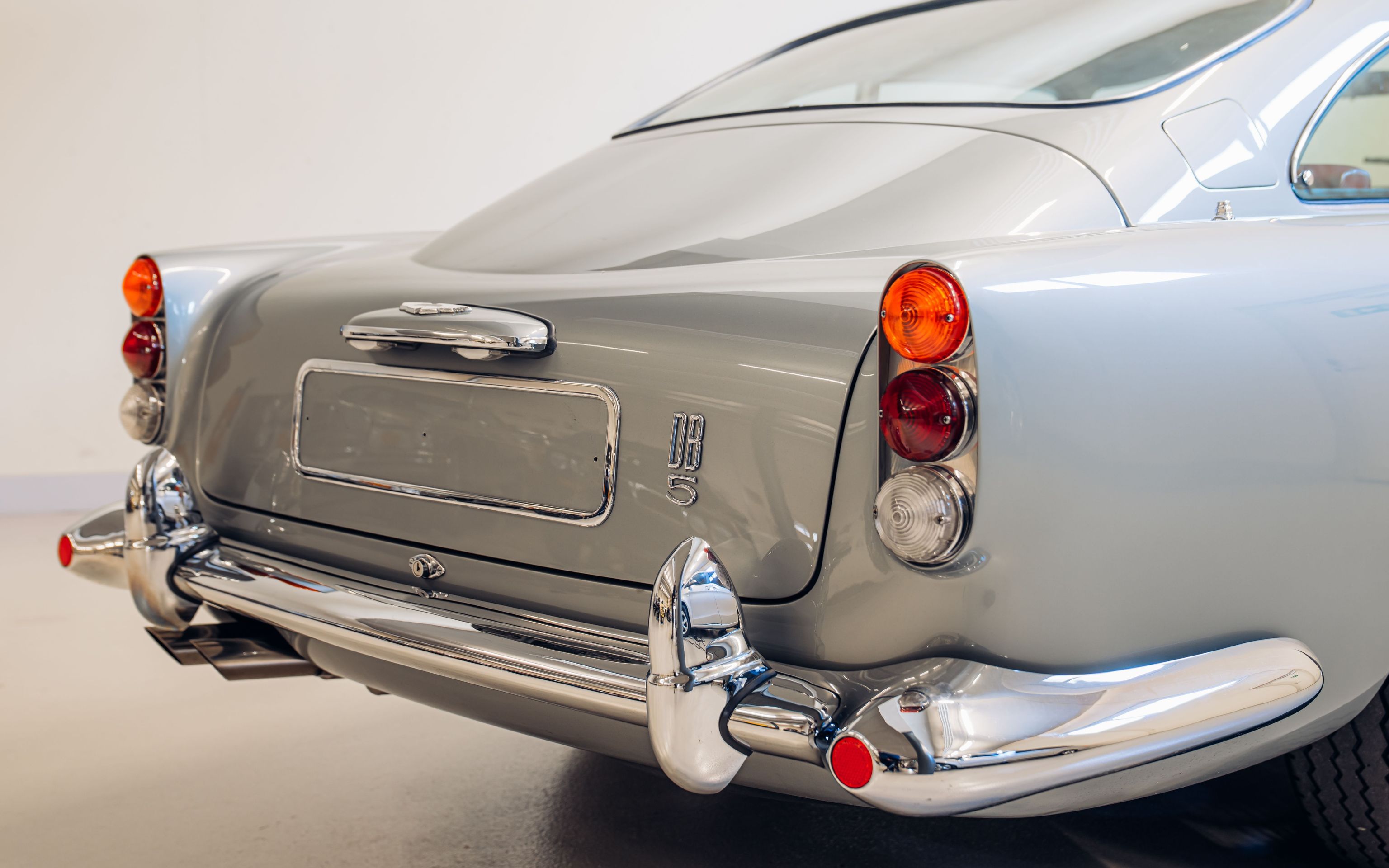 Aston Martin DB5 z roku 1964, který Seanu Connerymu - Aston Martin DB5 z roku 1964, který patřil Seanu Connerymu (7/11)