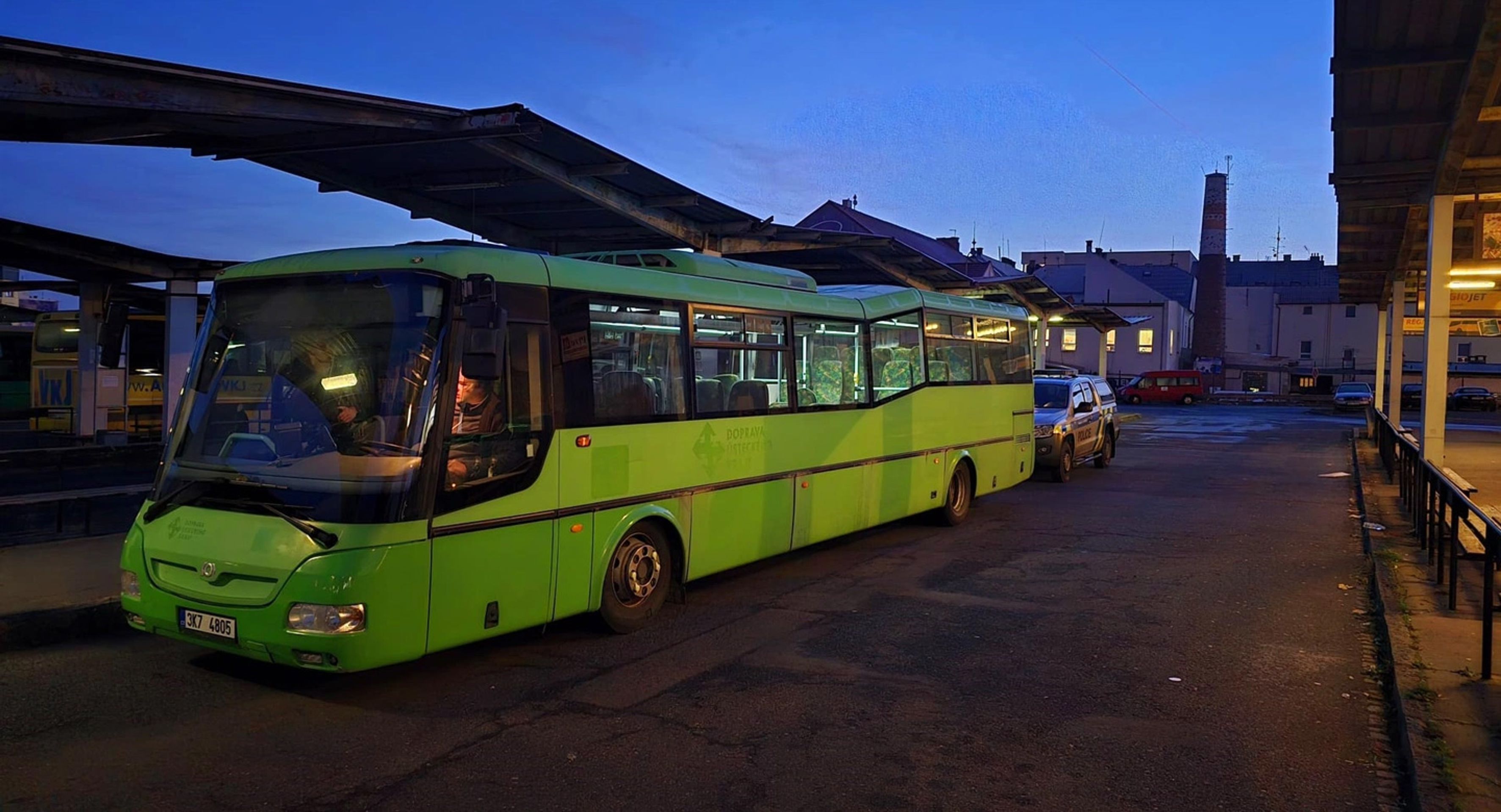 Řidič autobusu přivezl do Plzně cestující a pak nadýchal více než dvě promile (2) - Pondělní výjezdy kvůli alkoholu (2/8)