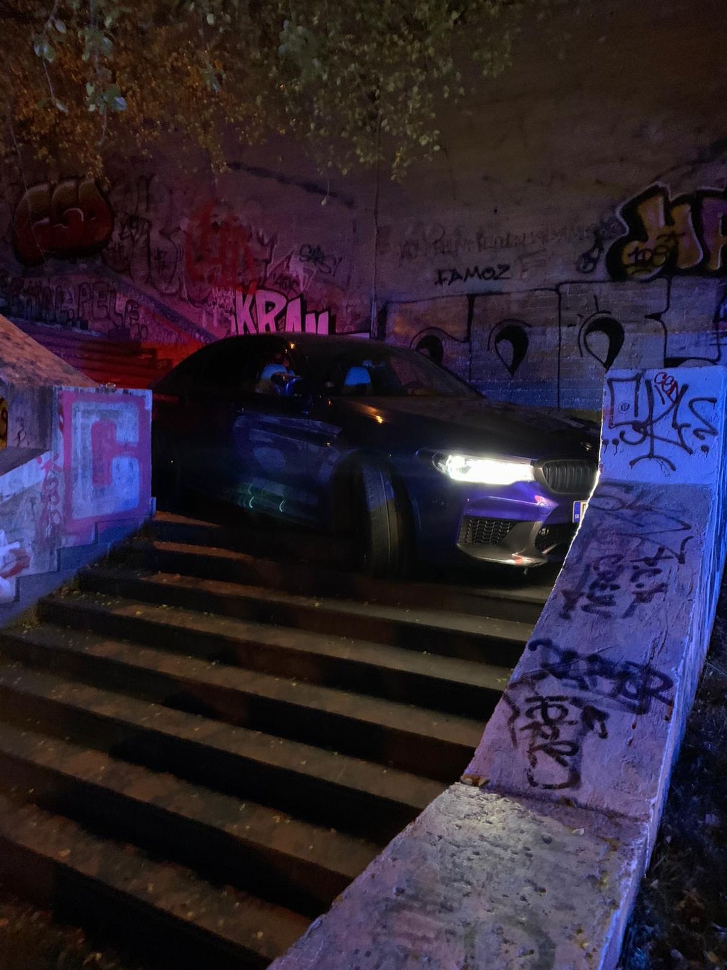 Auto sjelo po schodech - 1 - GALERIE: BMW se zaseklo na schodech (4/6)