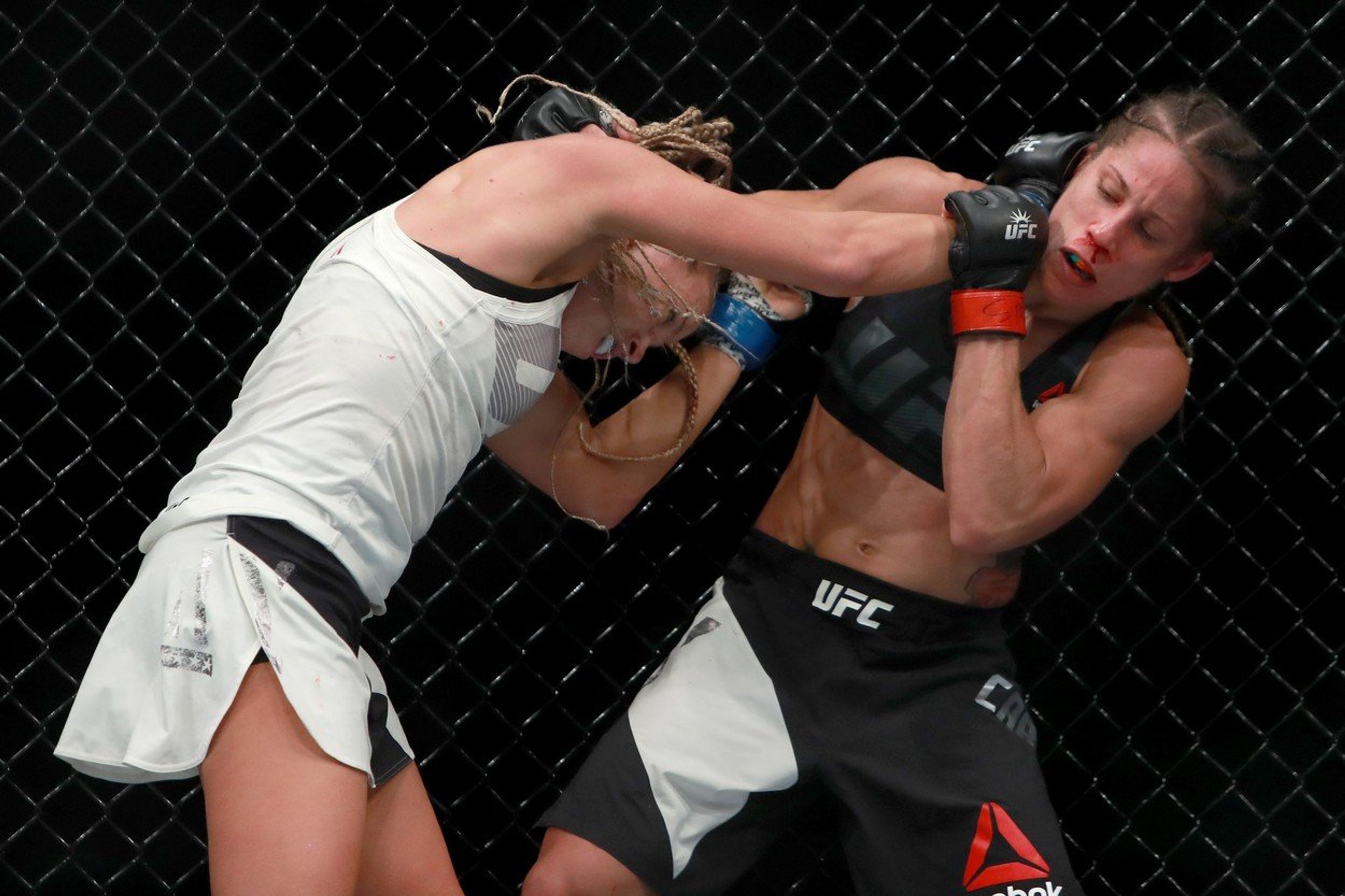 Liz Carmouche v souboji s Katlyn Chookagian - GALERIE: Liz Carmouche se utká s Lucií Pudilovou v UFC (4/4)