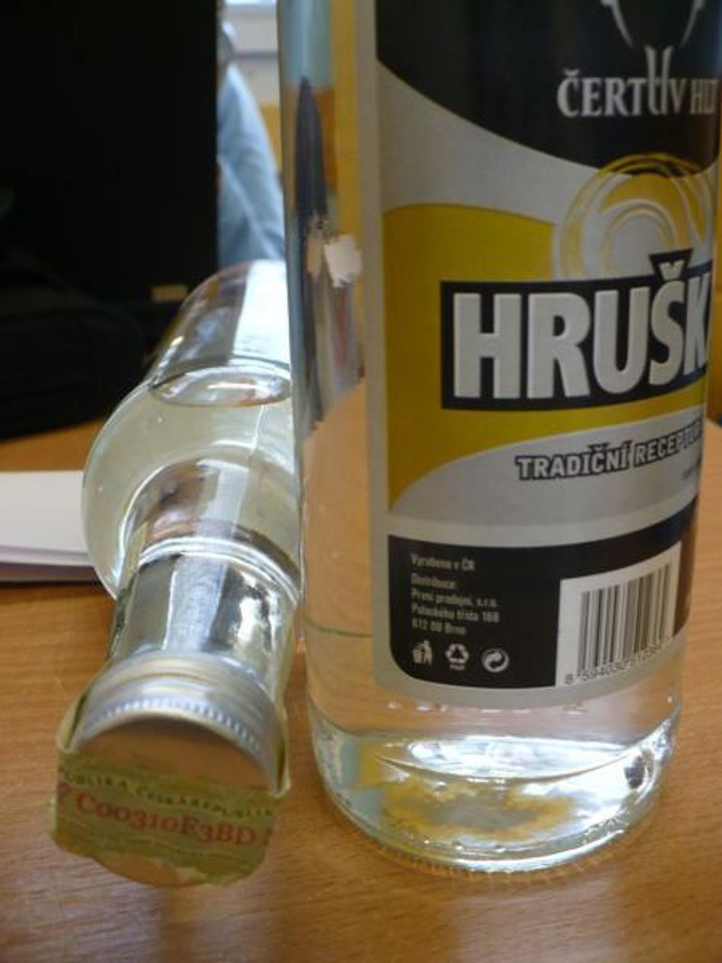 Potraviny na pranýři: Tesco: - GALERIE: Tesco: "Čertův hlt" hruška tradiční receptura, obsah alkoholu 40 % obj. (2/3)