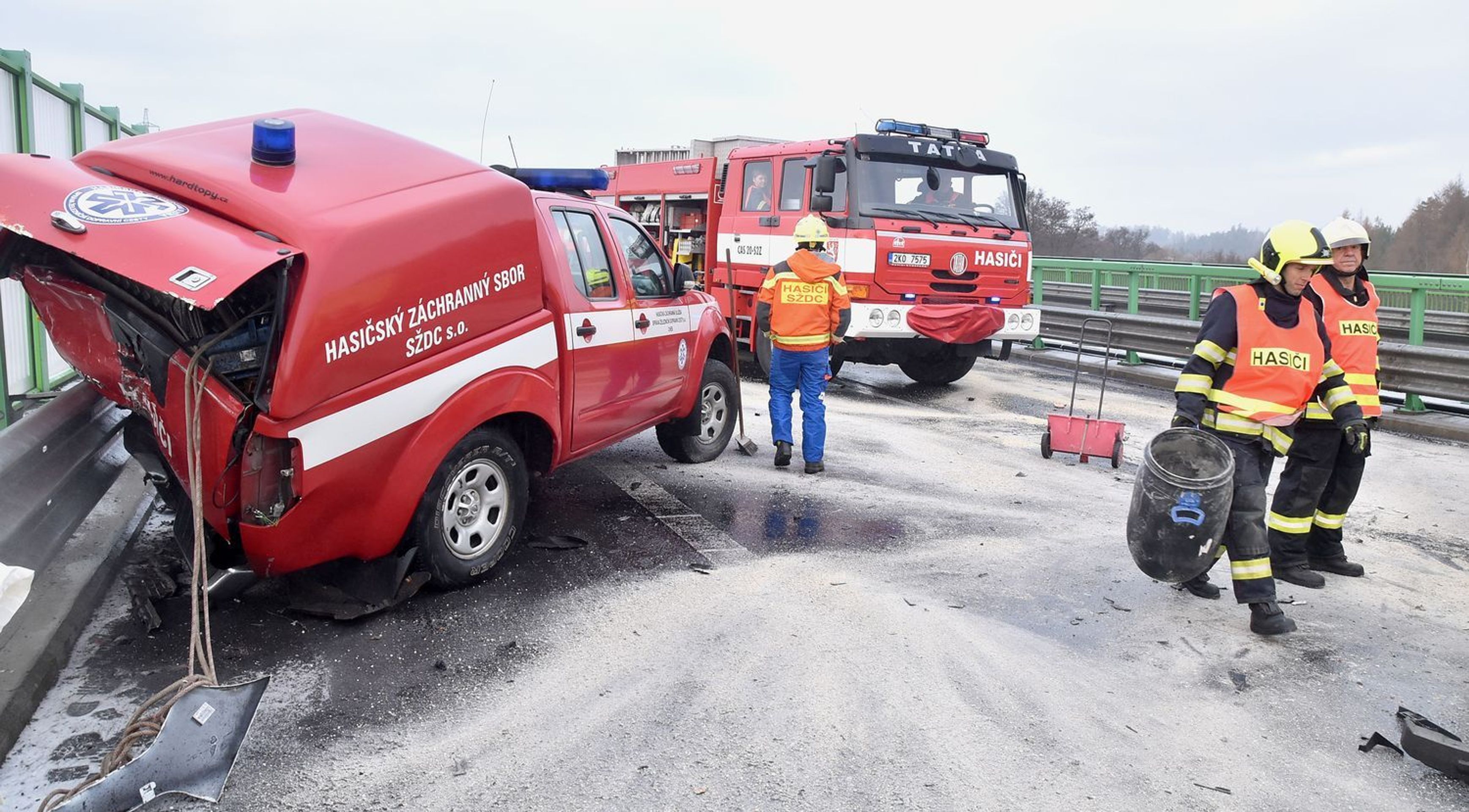 Hasiči zastavili u nehody, zezadu do nich narazilo další auto - 2 - GALERIE: Hasiči zastavili u nehody, zezadu do nich narazilo další auto (2/10)