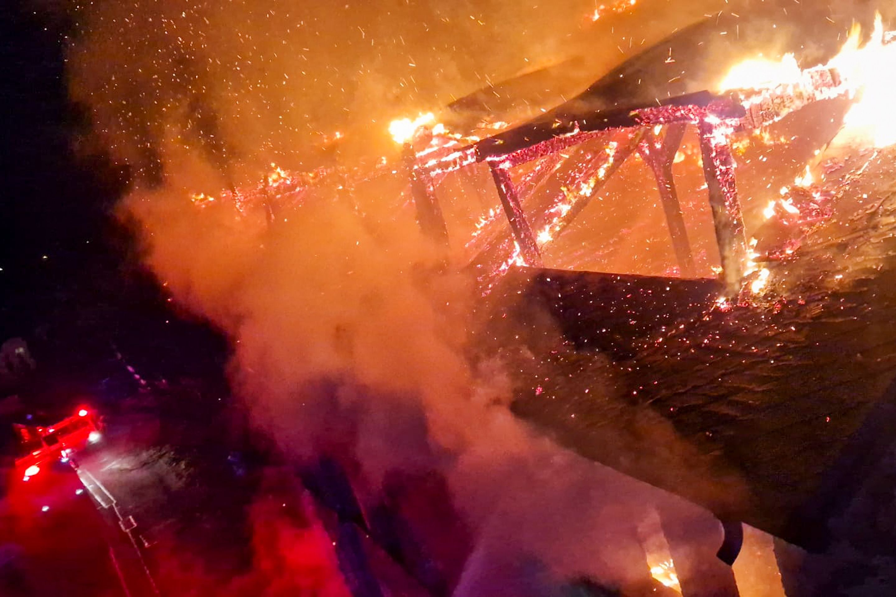 Požár střechy budovy ve Frýdku, 26. 12. 2024 HZS Moravskoslezského kraje (1) - Požáry během vánočních svátků (1/26)