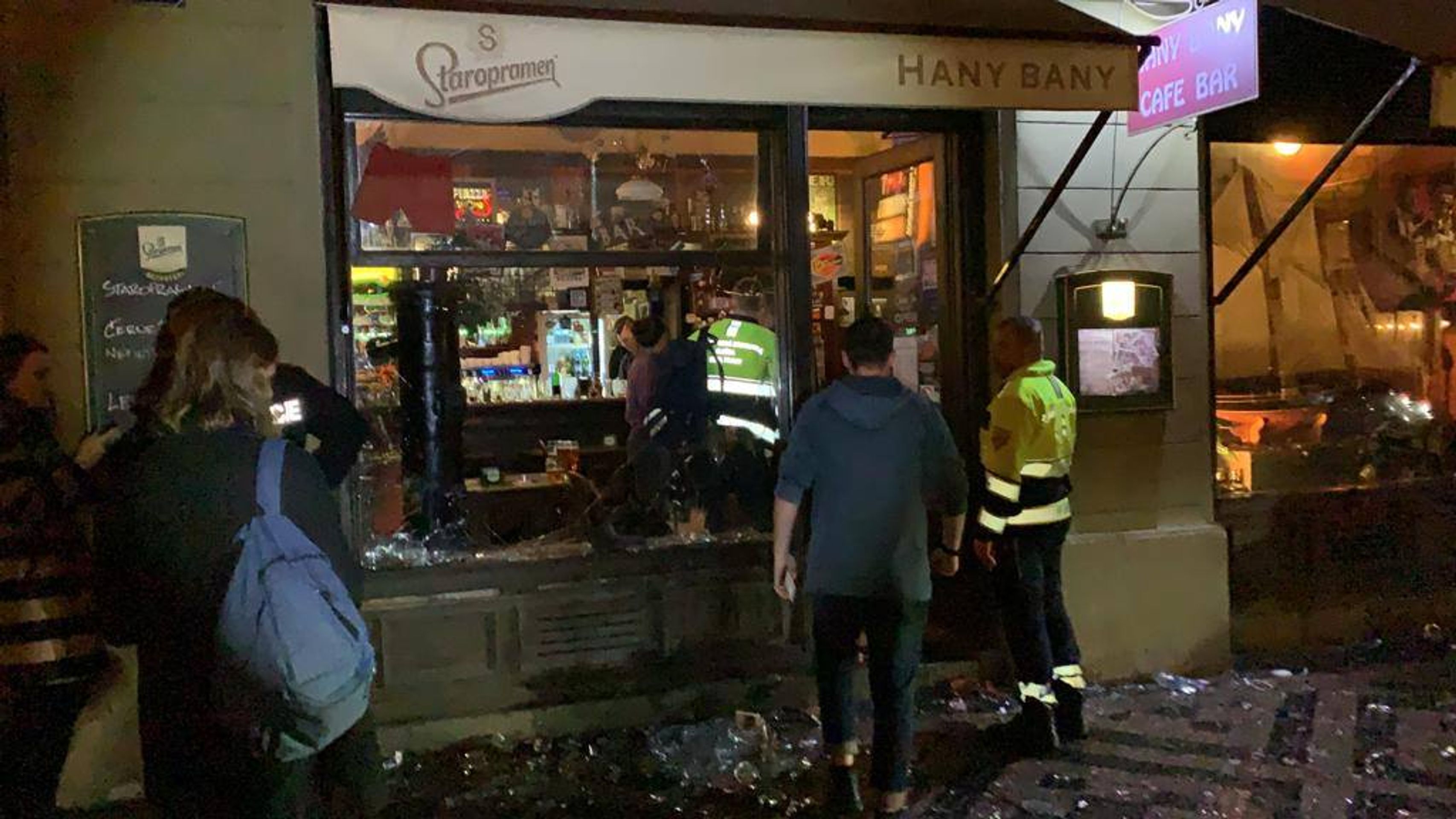 Fanoušci vymlátili bar v centru Prahy - GALERIE: Fotbaloví fanoušci v centru Prahy vymlátili bar (5/5)