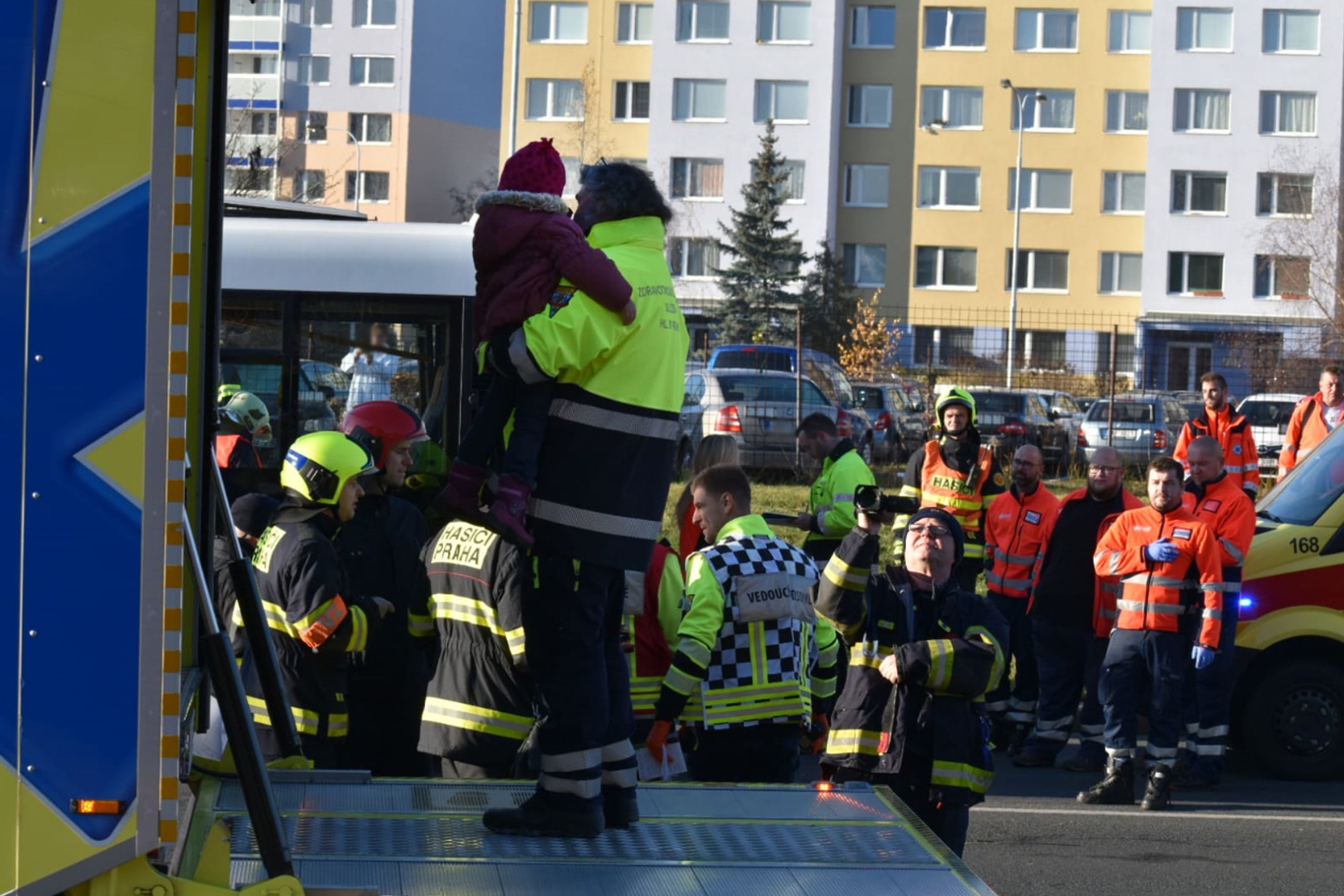 Nehoda dvou autobusů v Praze na Chodově - 1 - GALERIE: Nehoda dvou autobusů v Praze (1/10)