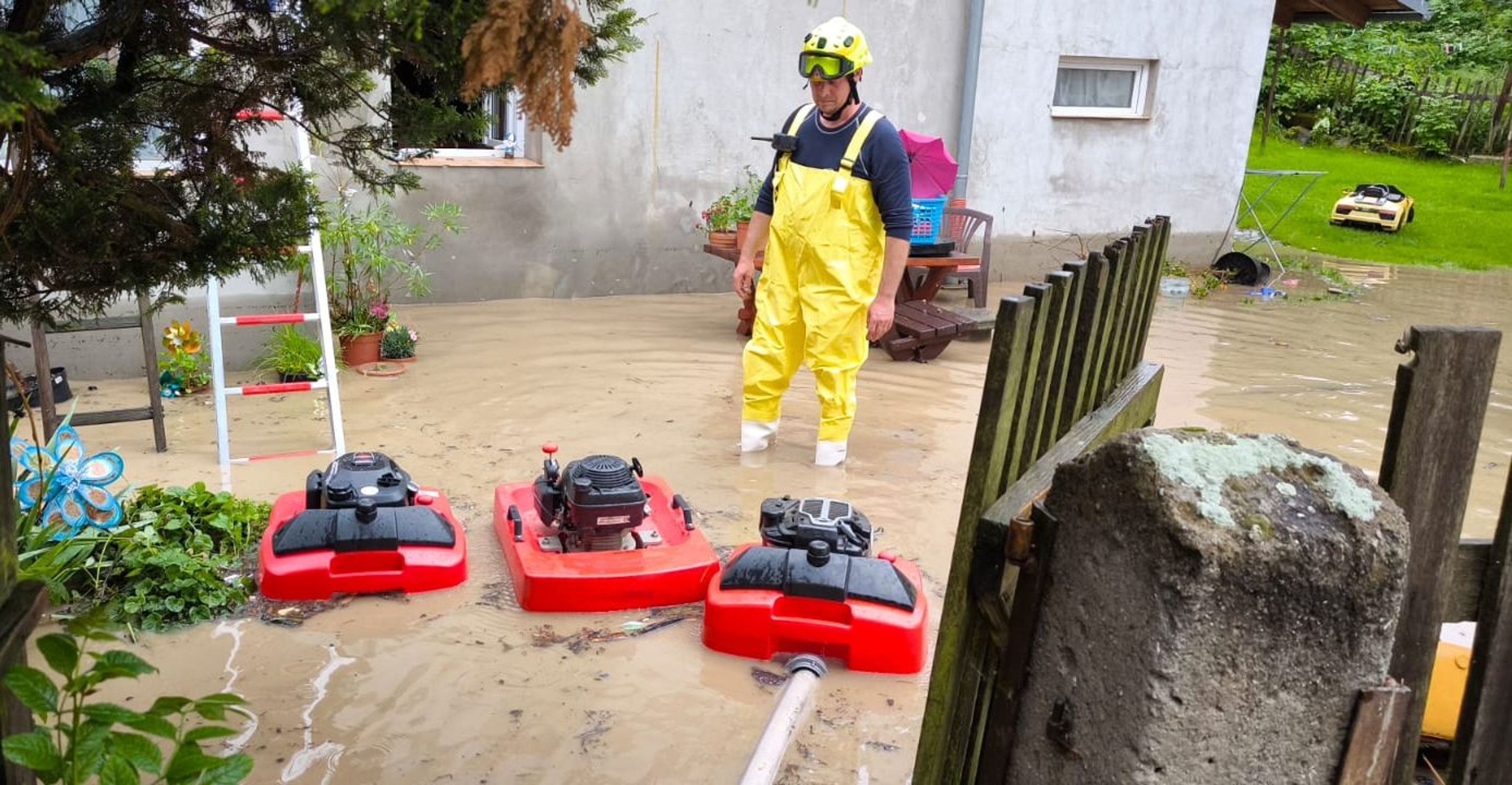 Kvůli vydatným dešťům měli plné ruce práce hasiči v Karlovarském kraji - Kvůli vydatným dešťům měli plné ruce práce hasiči v Karlovarském kraji (4/5)
