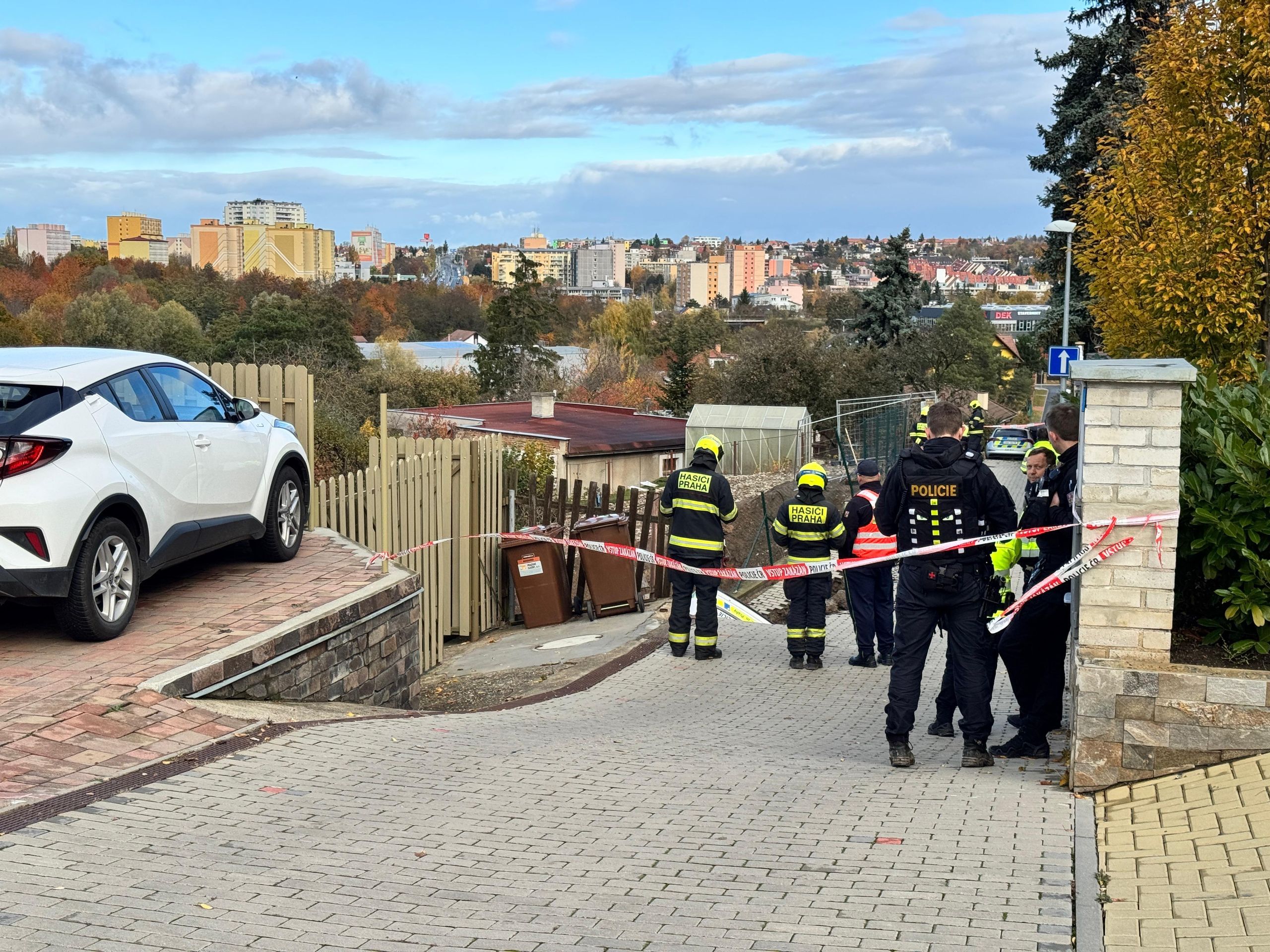 Sesuv svahu a vozovky - Sesuv svahu a vozovky (4/10)