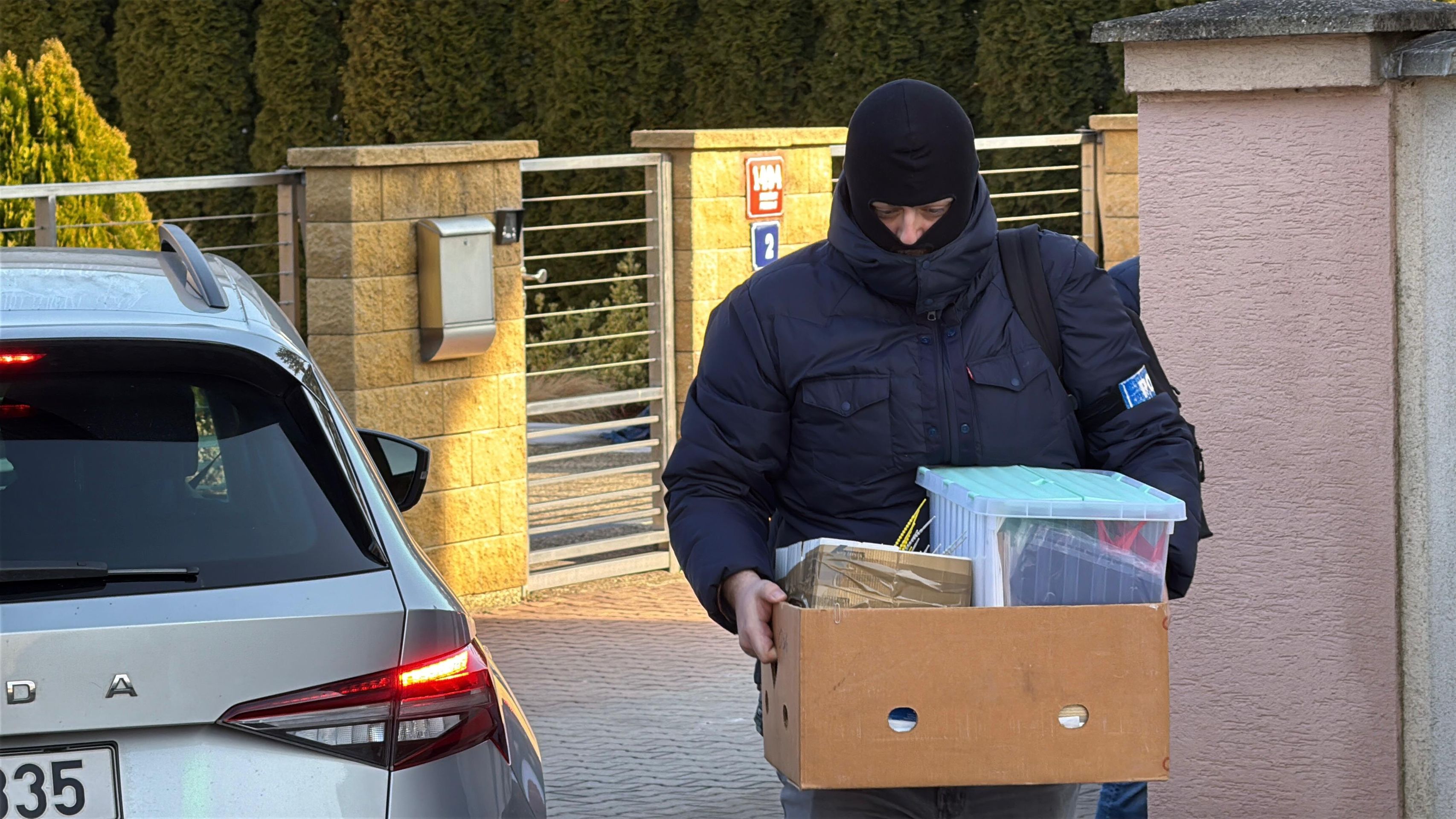 Domovní prohlídka u Miloslava Ludvíka (1) - Zásah NCOZ v kauze FN Motol (12/20)