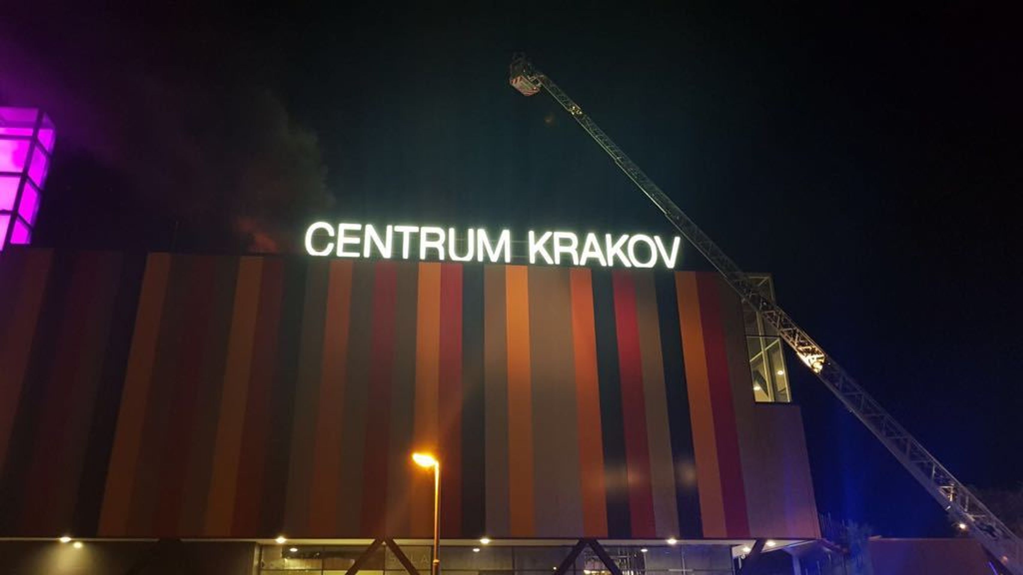 Pražskému nákupnímu centru Krakov hořela střech - 1 - GALERIE: OC Krakov hořela střecha (5/5)