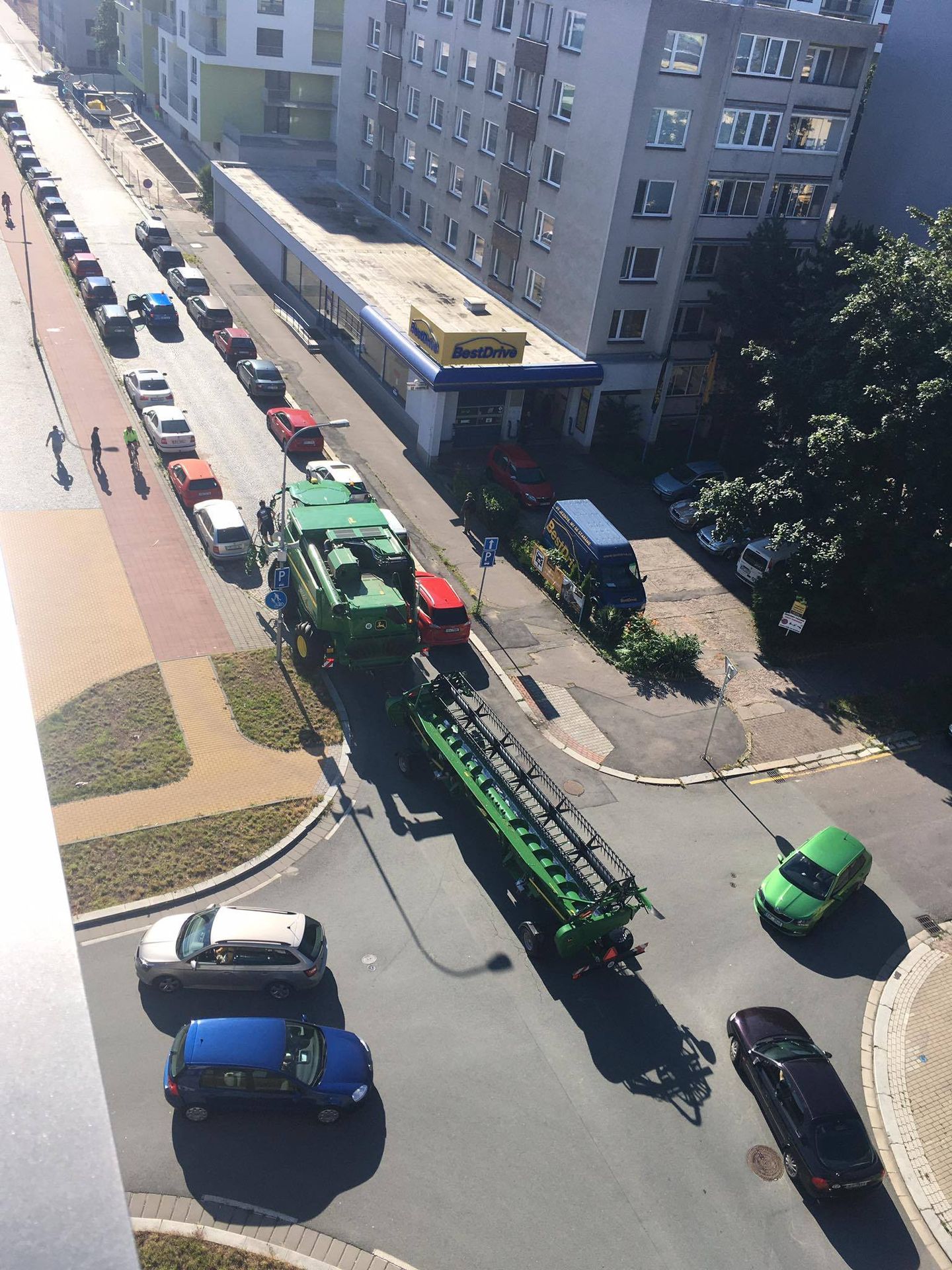 V Pardubicích se zasekl na ulici kombajn - 3 - GALERIE: V Pardubicích se zasekl na ulici kombajn (3/8)