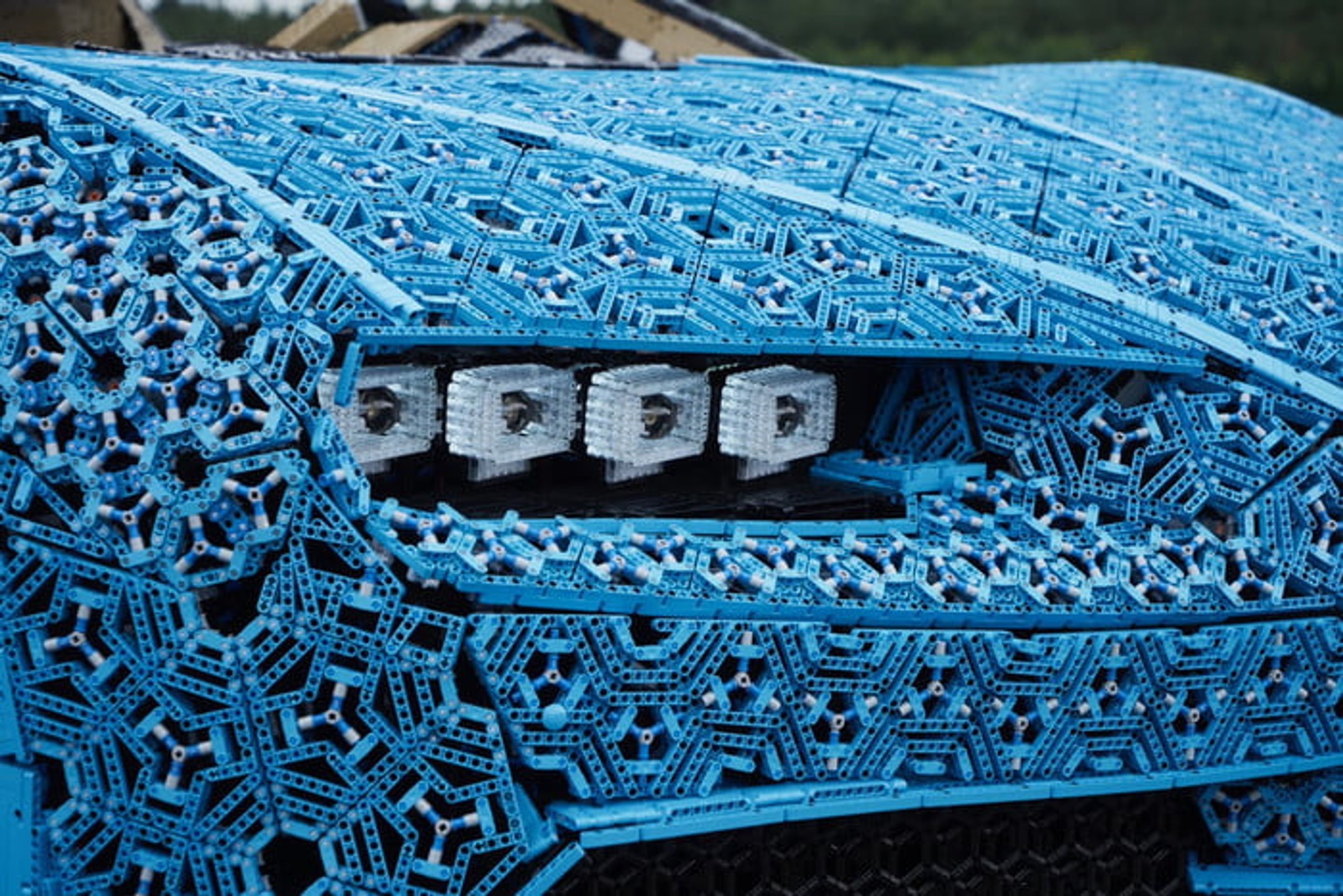 Bugatti Chiron z lega - Fotogalerie: V Kladně postavili pojízdné bugatti z lega (11/14)