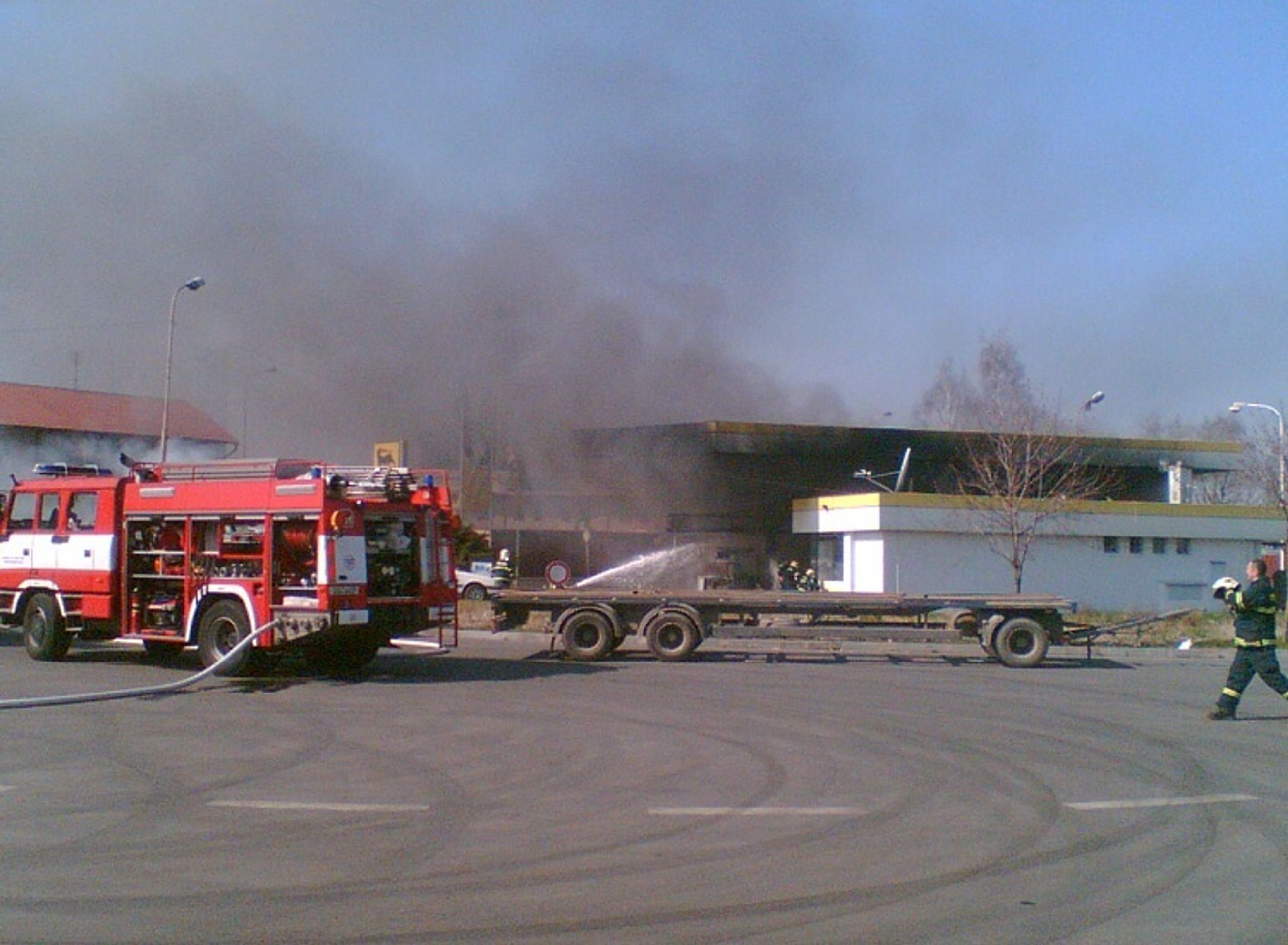 Hořící Agip - hasiči v akci - VIDEO: V Kladně explodovala benzinová pumpa (4/4)