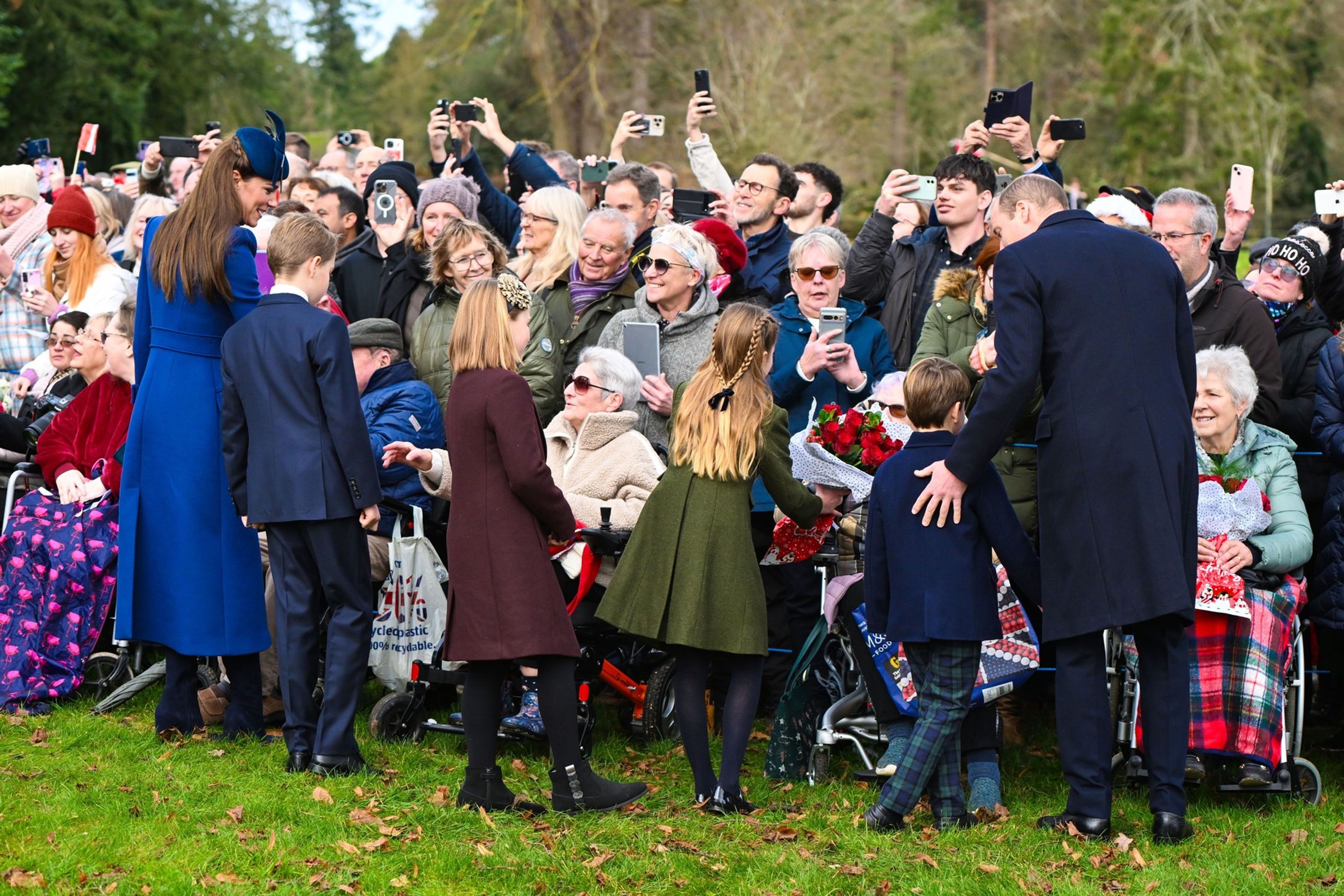 Královská rodina v Sandringham Estate - Princezna Kate s dětmi (16/33)