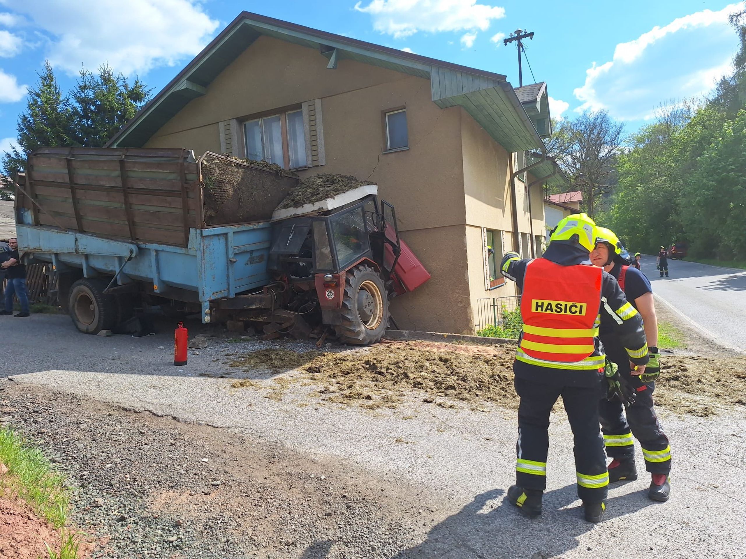 Traktor narazil do rodinného domu v Libštátu na Semilsku (2) - Dvě kuriózní dopravní nehody (3/8)