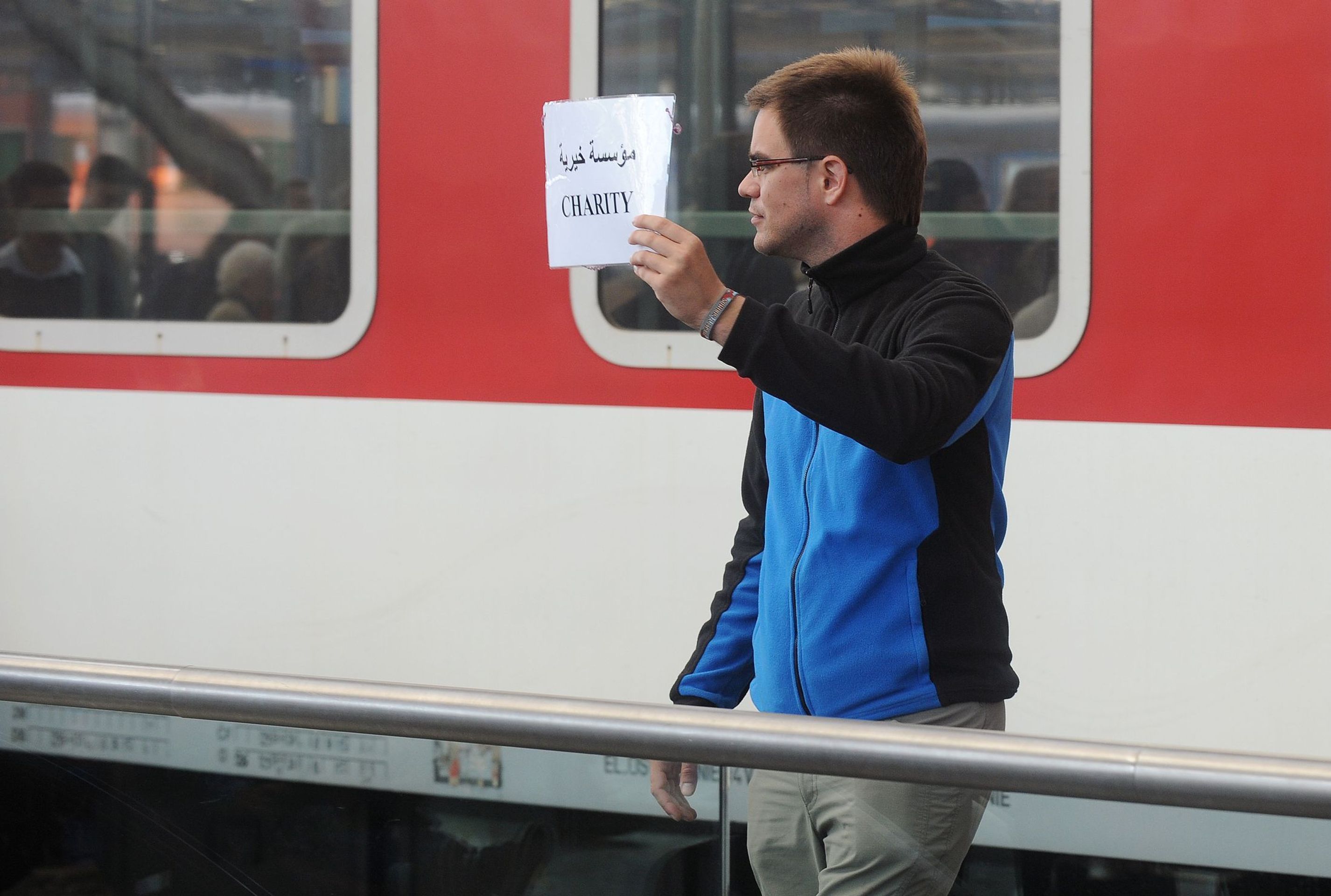 Dobrovolníci pomáhají uprchlíkům - 4 - GALERIE: Dobrovolníci pomáhají uprchlíkům na Hlavním nádraží v Praze (2/9)
