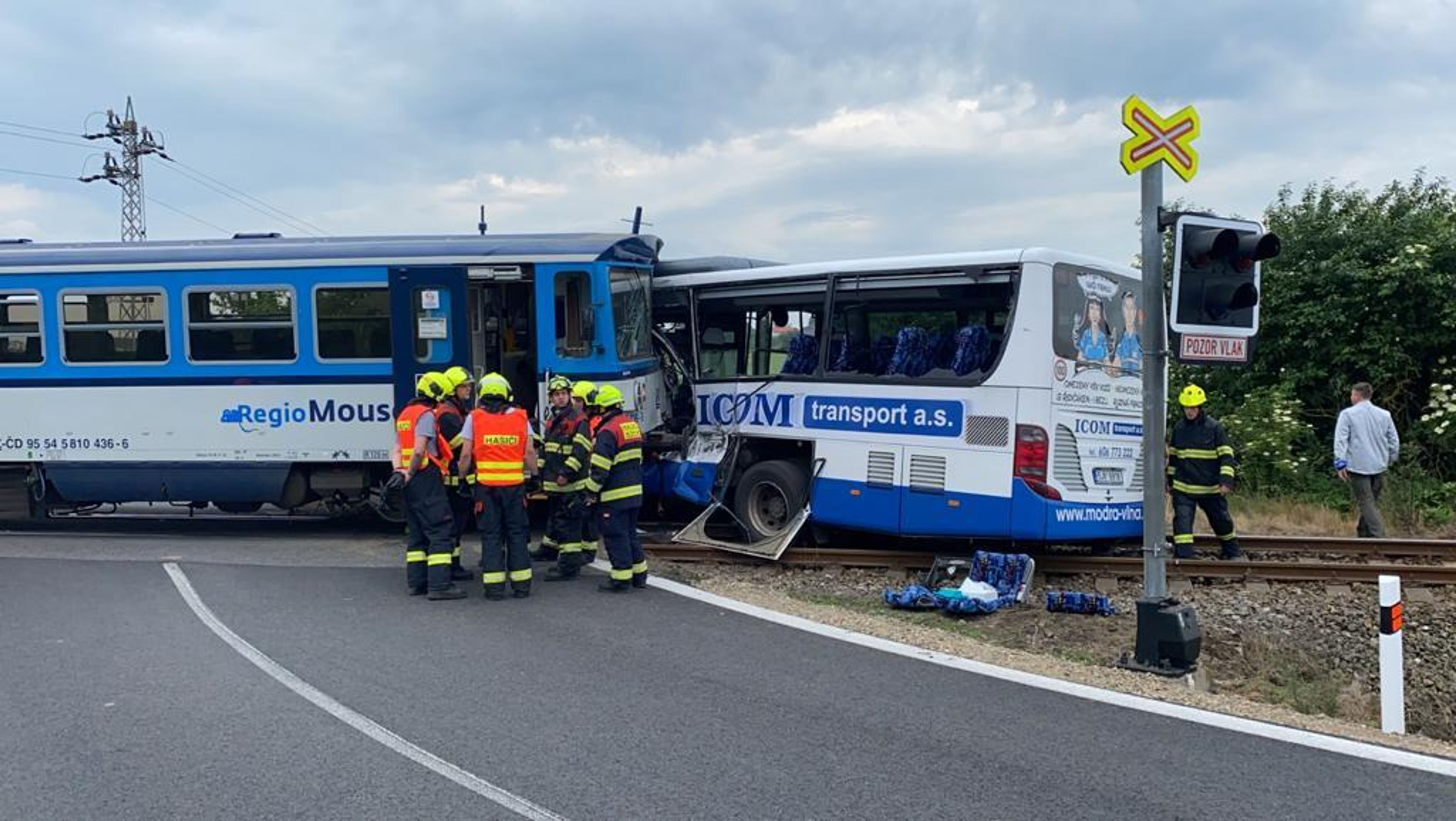 Benešovsko, nehoda vlaku a autobusu - 2 - GALERIE: Srážka autobusu s vlakem na Benešovsku (11/17)