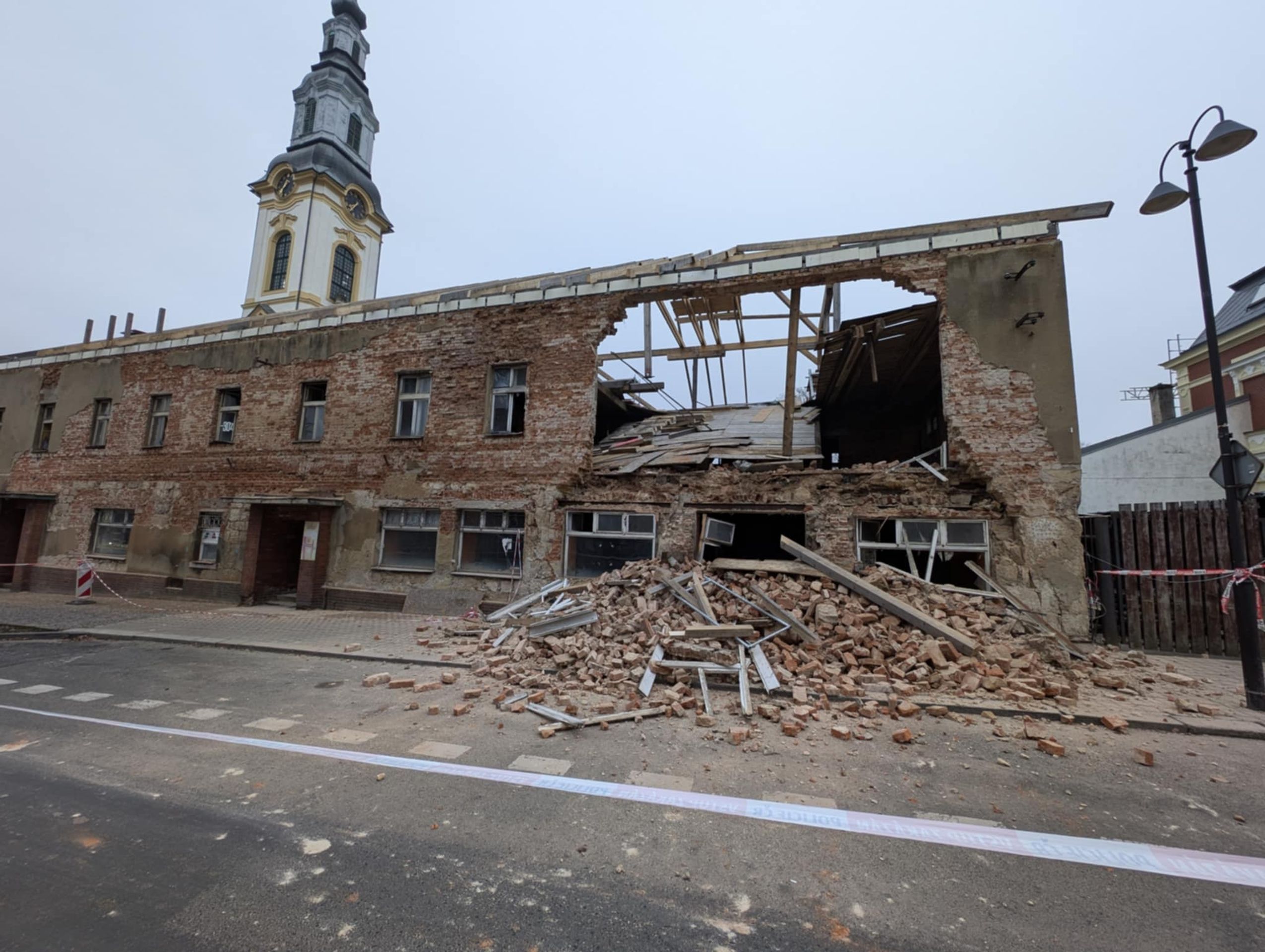 Zřícená restaurace Pošta (4) - Zřícená restaurace Pošta (3/4)