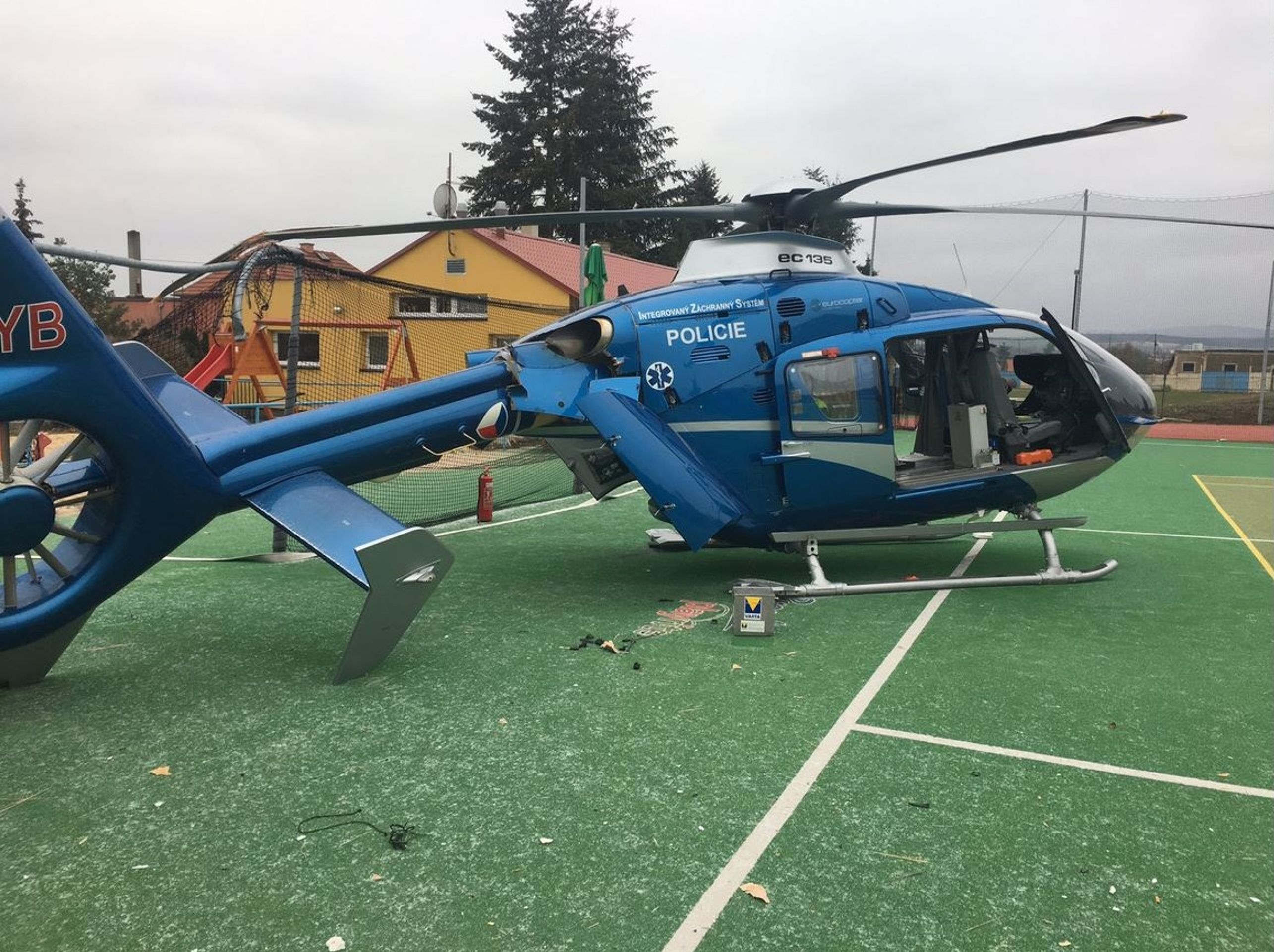 Poškozený vrtulník ve Staré Huti - GALERIE: Havárie vrtulníku ve Staré Huti (5/6)