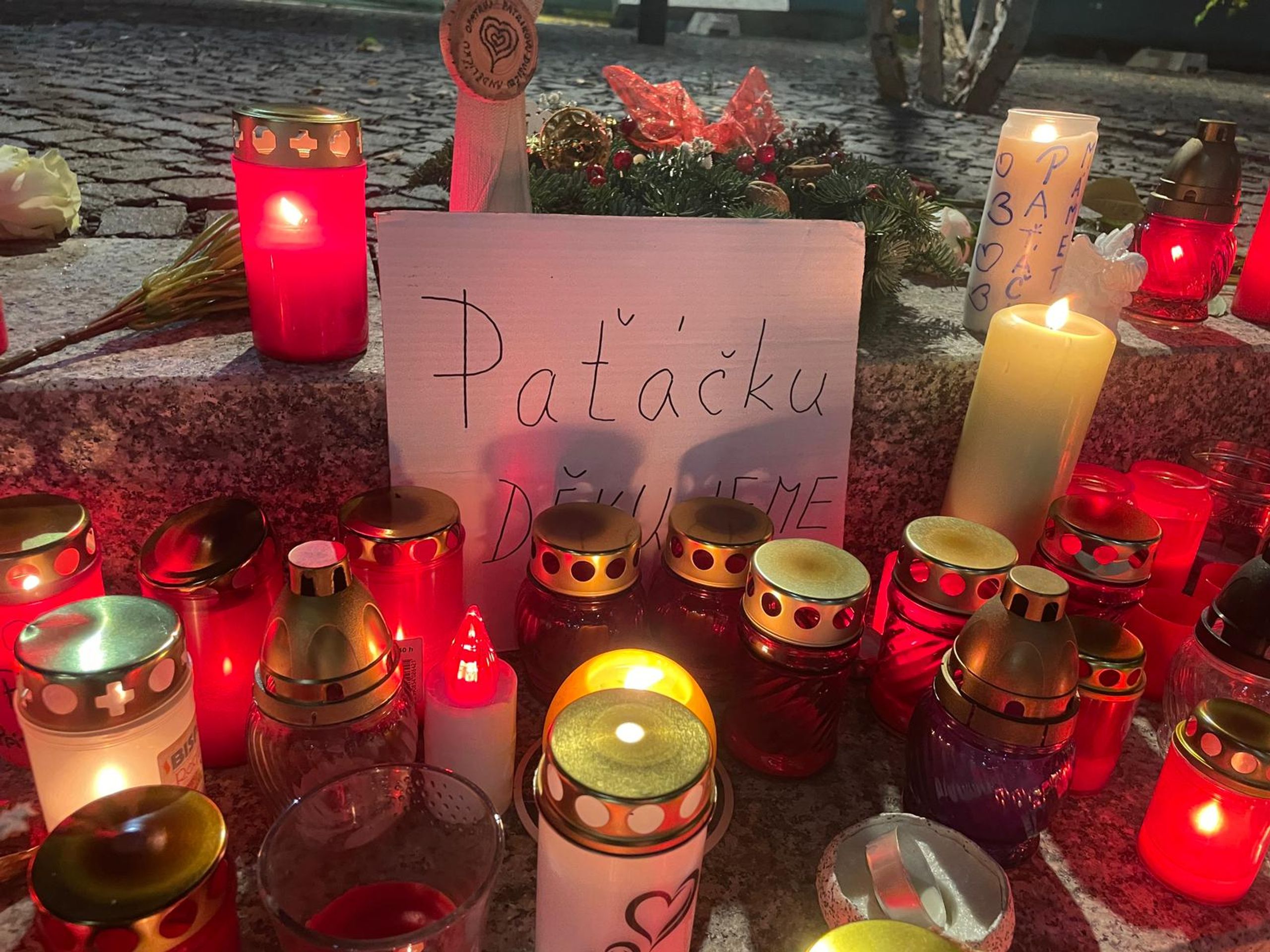 Pietní místo pro Patrika Hezuckého před Evropou 2 - Pietní místo pro Patrika Hezuckého před Evropou 2 (2/4)