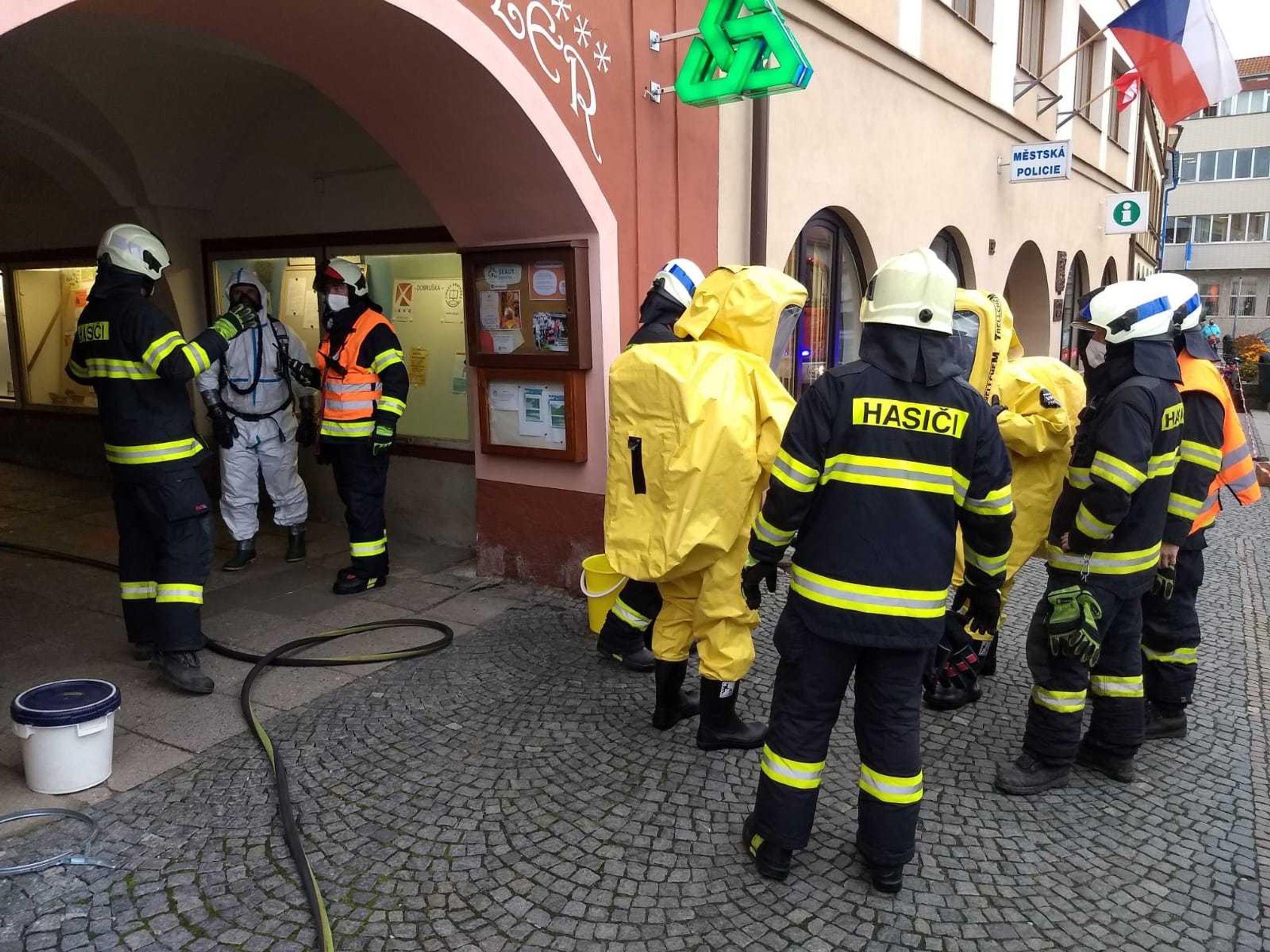 Neznámá látka na Městském úřadu v Dobrušce - 1 - GALERIE: Neznámá látka na Městském úřadu v Dobrušce (1/4)