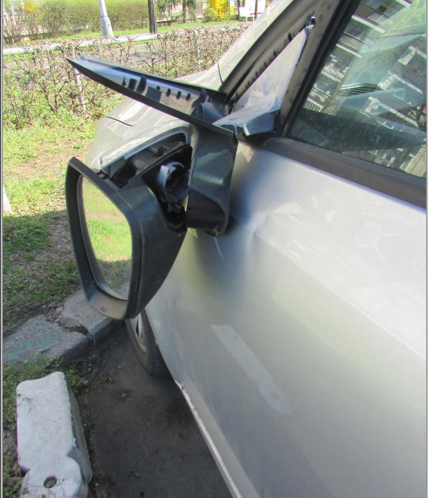 Vandal poničil zhruba dvacet aut - 11 - Fotogalerie: Vandal ukopával z aut zrcátka (3/5)