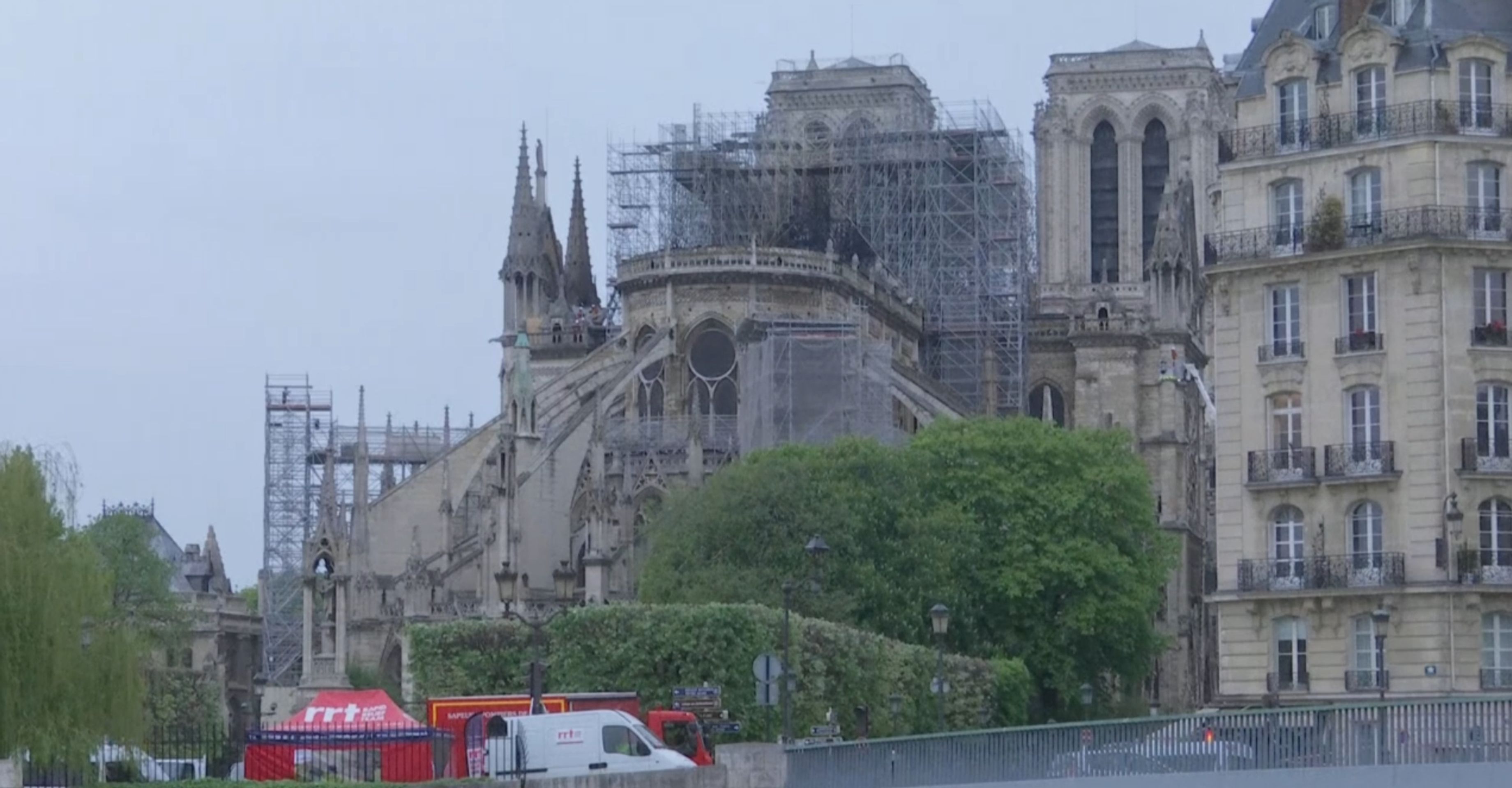 Notre-Dame zpustošil požár - GALERIE: Katedrálu Notre-Dame se podařilo zachránit (3/12)