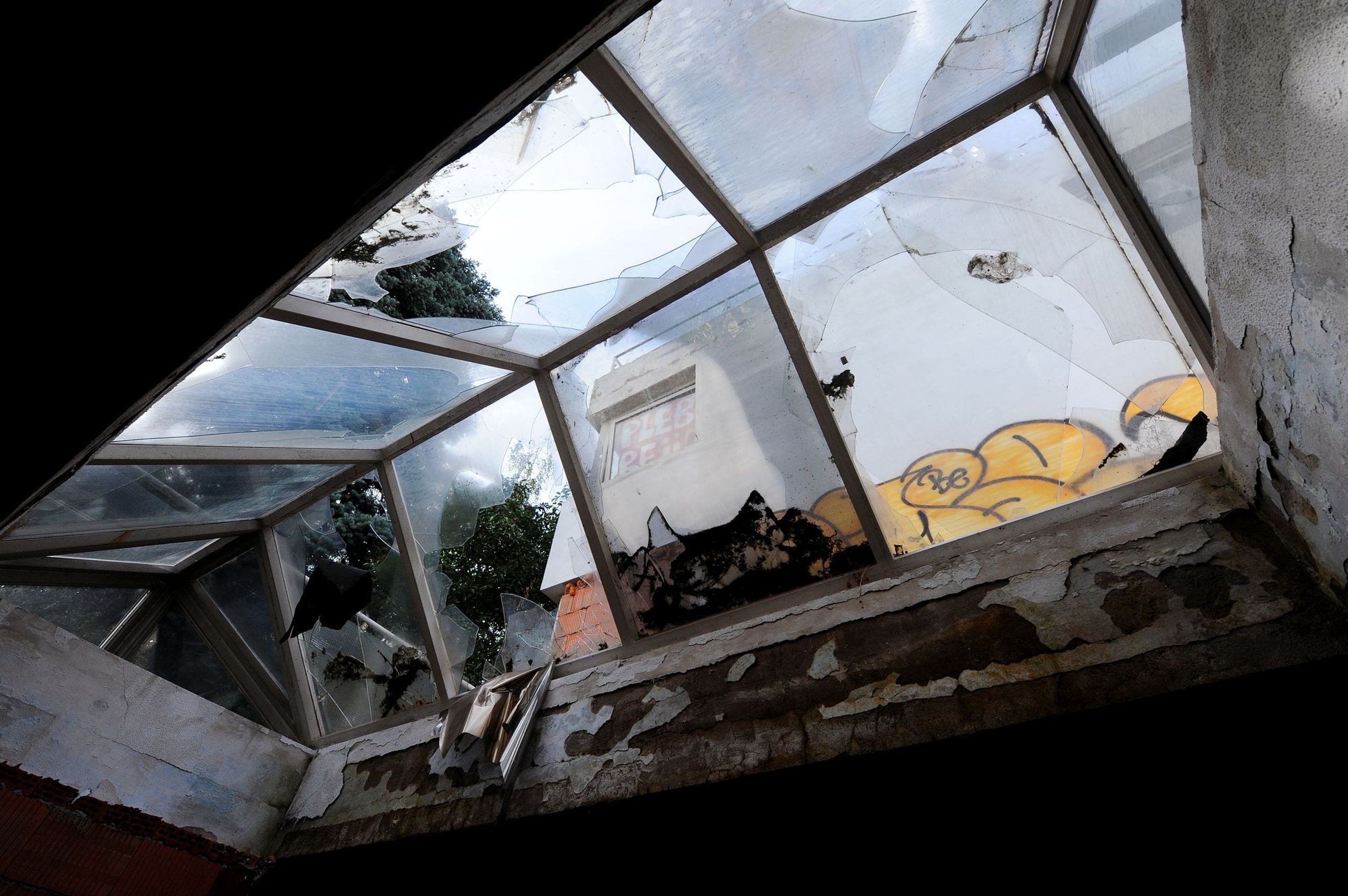 Opuštěné budovy - Hotel Vaníček - 14 - GALERIE: Zkrachovalý Hotel Vaníček (7/20)