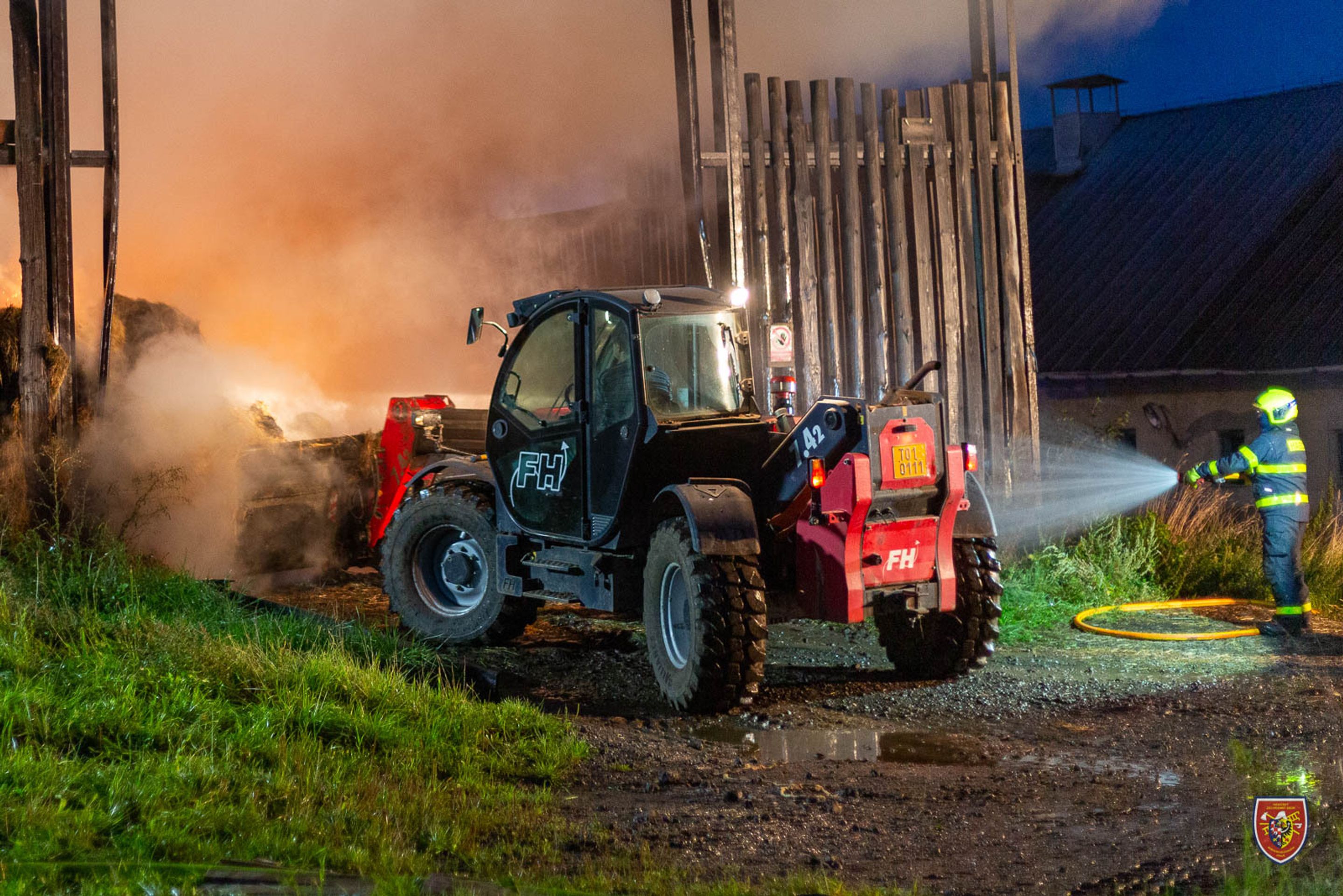 Požár seníku na Frýdecko-Místecku způsobil dvoumilionovou škodu - 8 - GALERIE: Rozsáhlý požár seníku na Frýdecko-Místecku (3/10)
