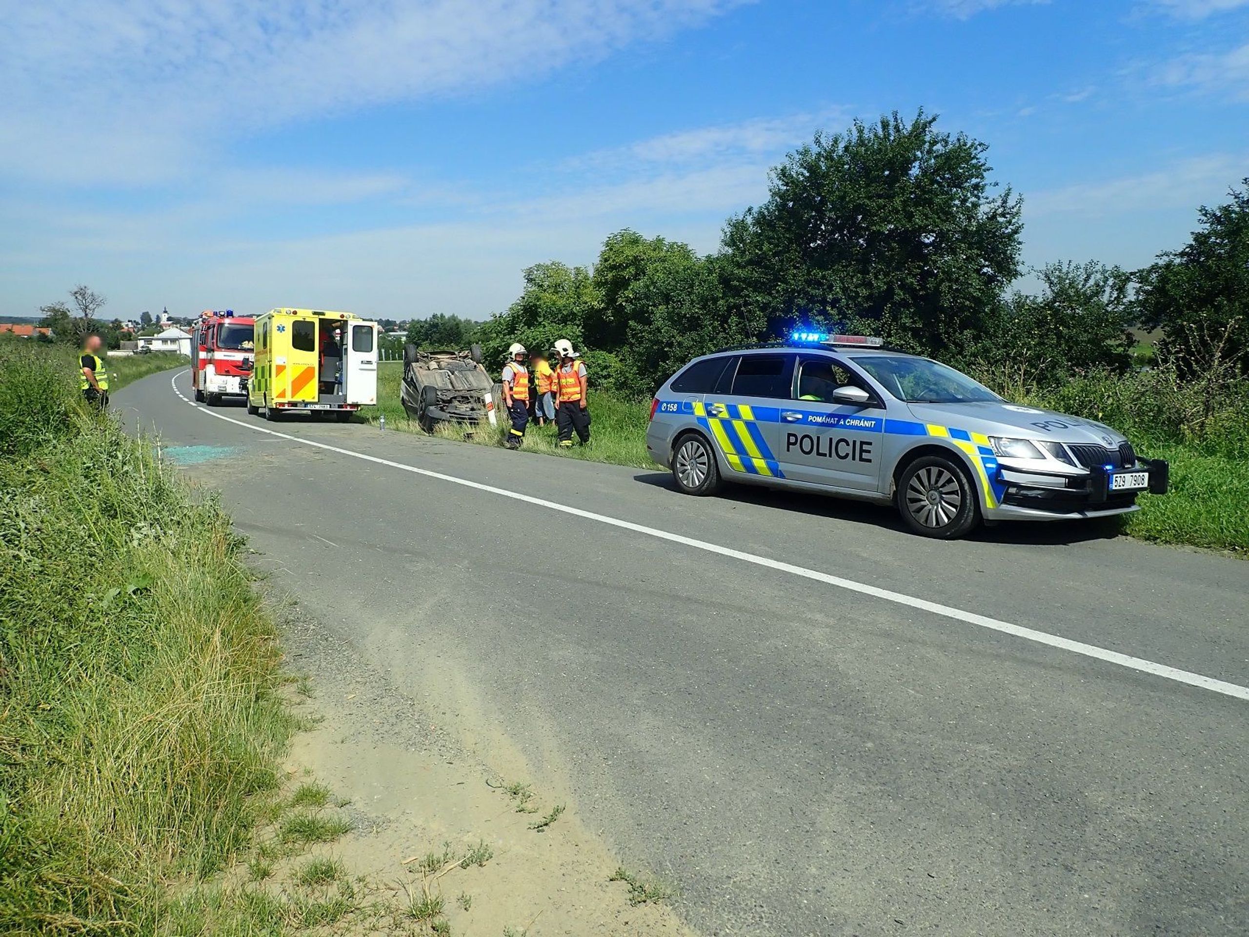 Auto skončilo na střeše - 2 - GALERIE: Řidička skončila na střeše (1/2)