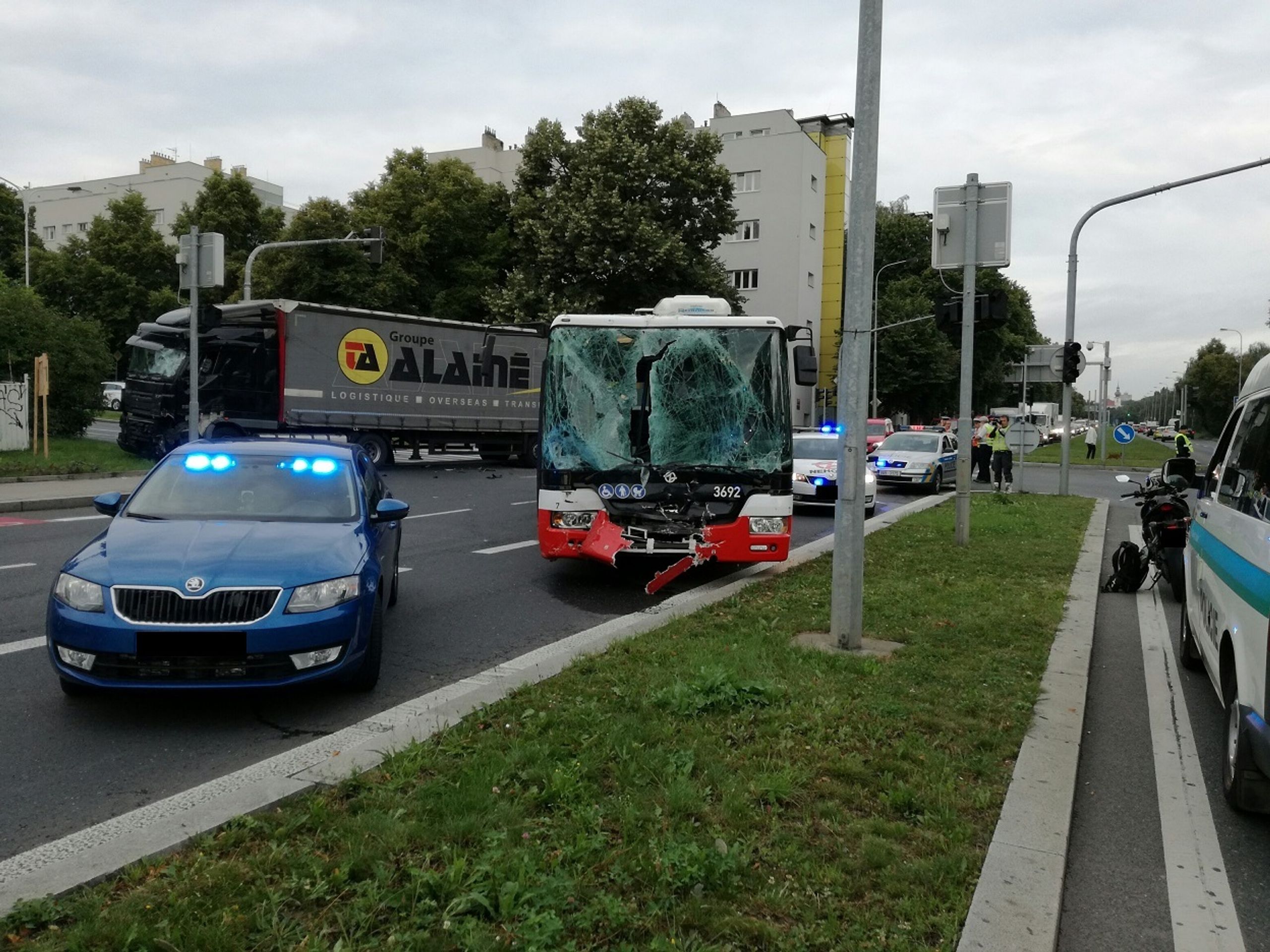 Srážka autobusu a kamionu v Praze - 7 - GALERIE: Nehoda kamionu a autobusu v Praze (7/9)