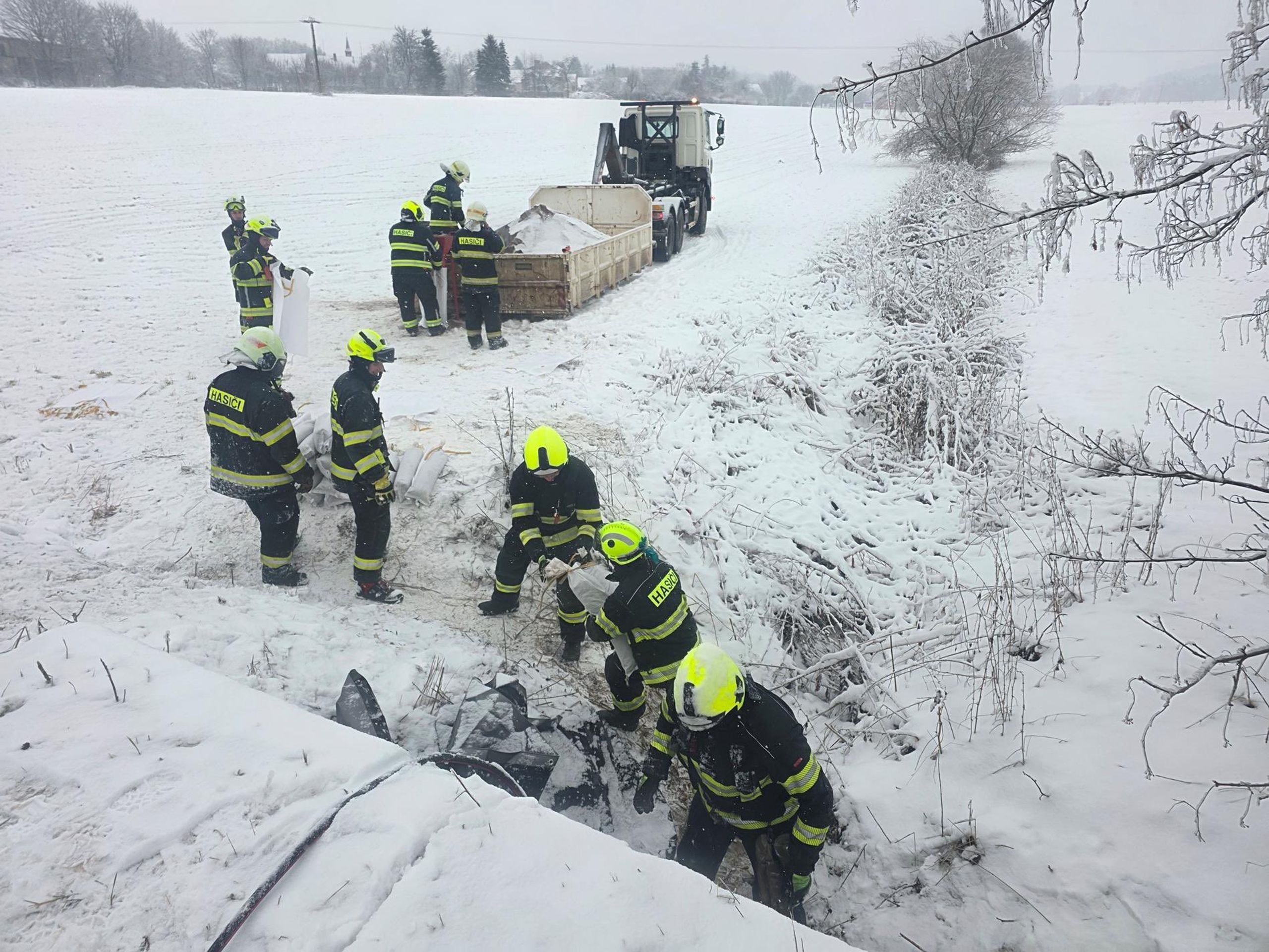 Nehoda cisterny na Rakovnicku - Nehoda cisterny na Rakovnicku (2/9)