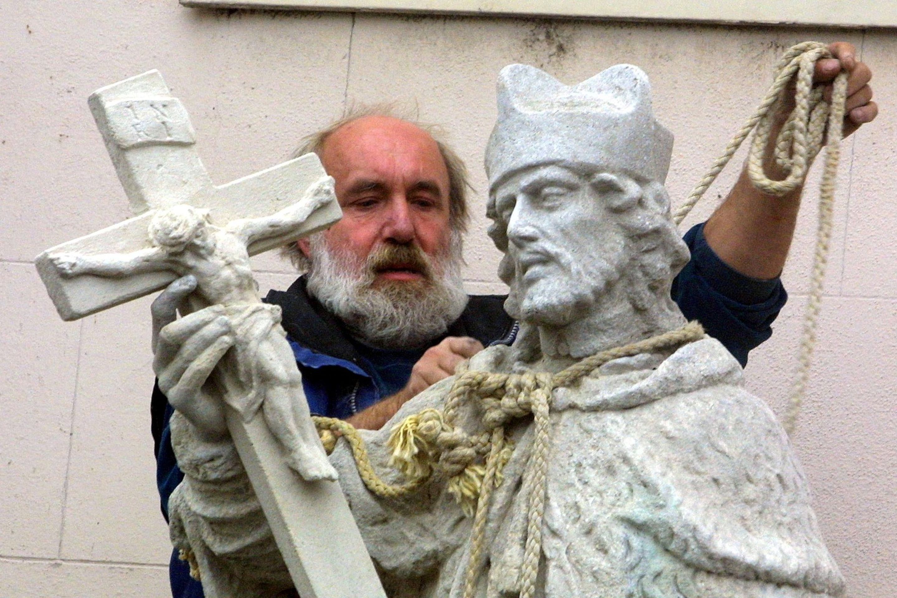 Sochař Ivan Tlášek instaluje opravenou sochu sv. Jana Nepomuckého na českobudějovickém Senovážném náměstí. (29. 11. 2004) - Sochař a restaurátor Ivan Tlášek (3/3)