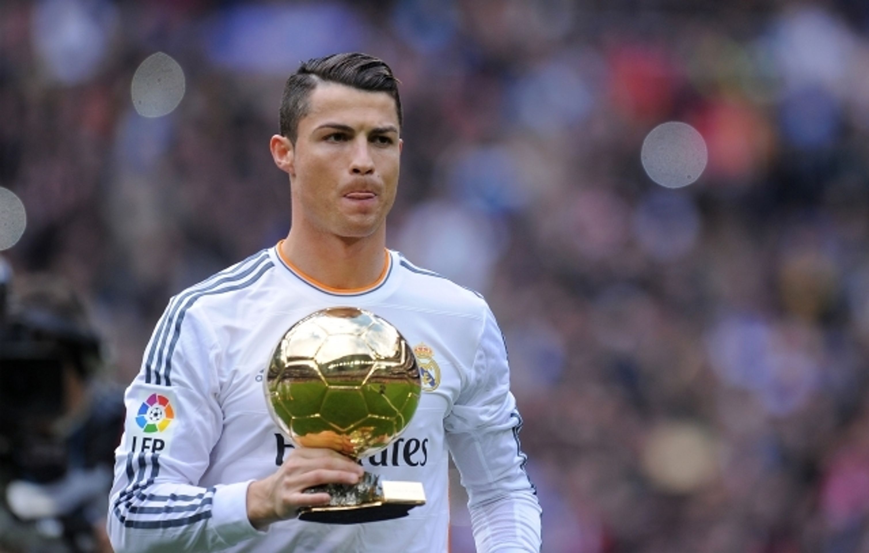 Cristiano Ronaldo ukázal na Santiago Bernabeu Zlatý míč - 4 - GALERIE: Cristiano Ronaldo ukázal na stadionu Zlatý míč (8/12)