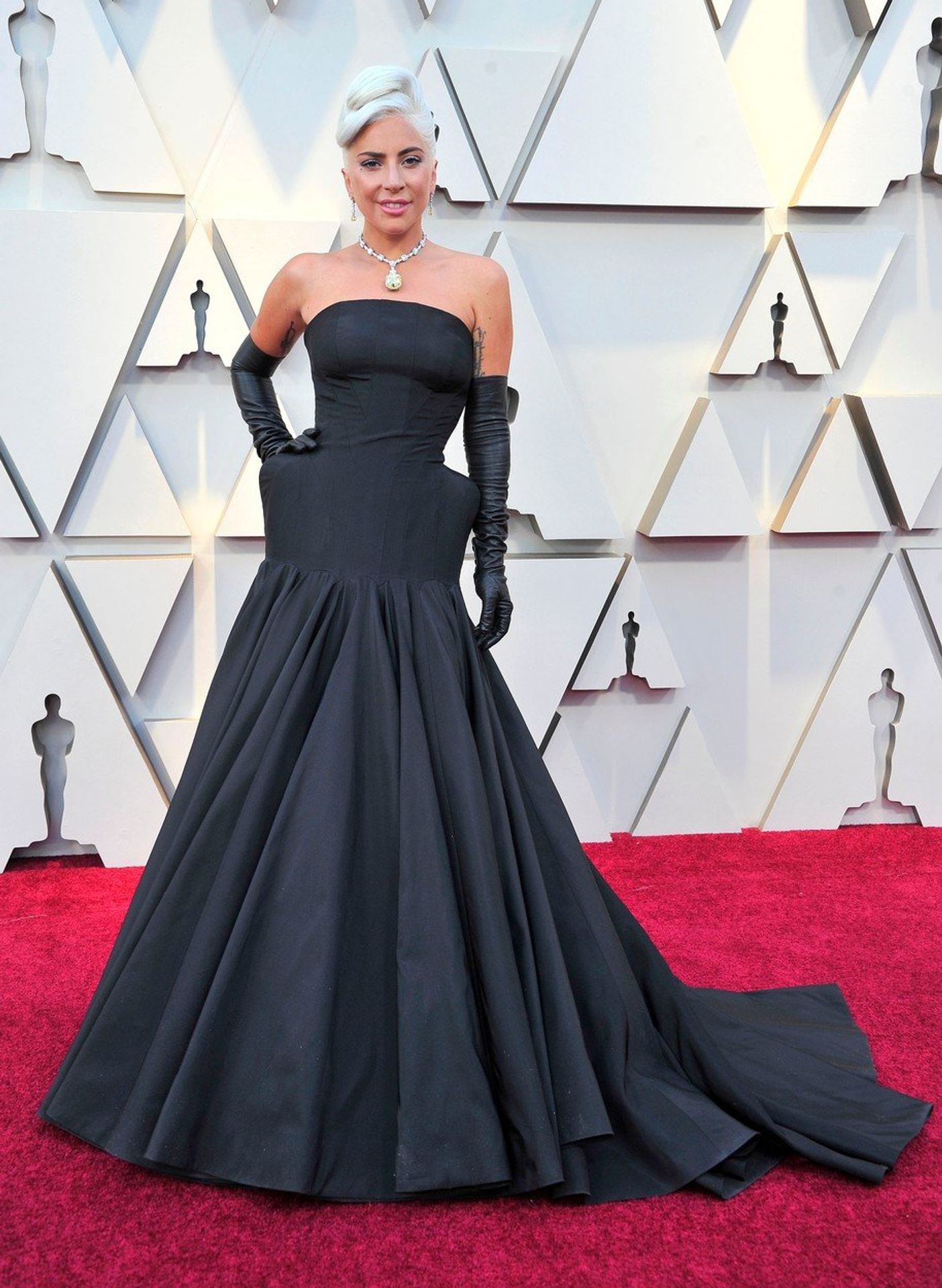 Lady Gaga uspěla s písní z filmu Zrodila se hvězda - GALERIE: Móda z předávání Oscarů (1/15)