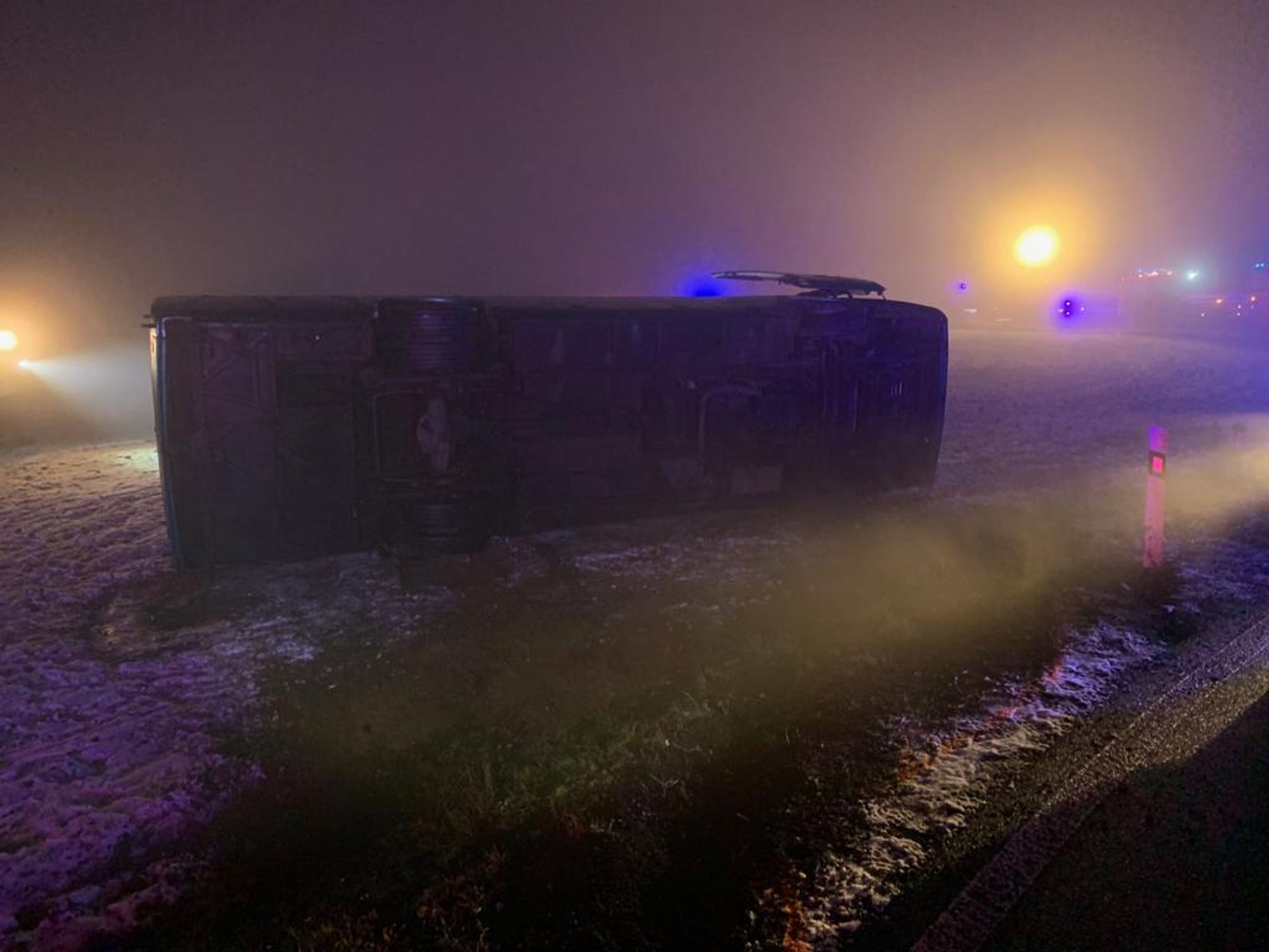 Nehoda autobusu u Mníšku pod Brdy - 5 - GALERIE: Autobus skončil na boku v Mníšku pod Brdy (4/8)