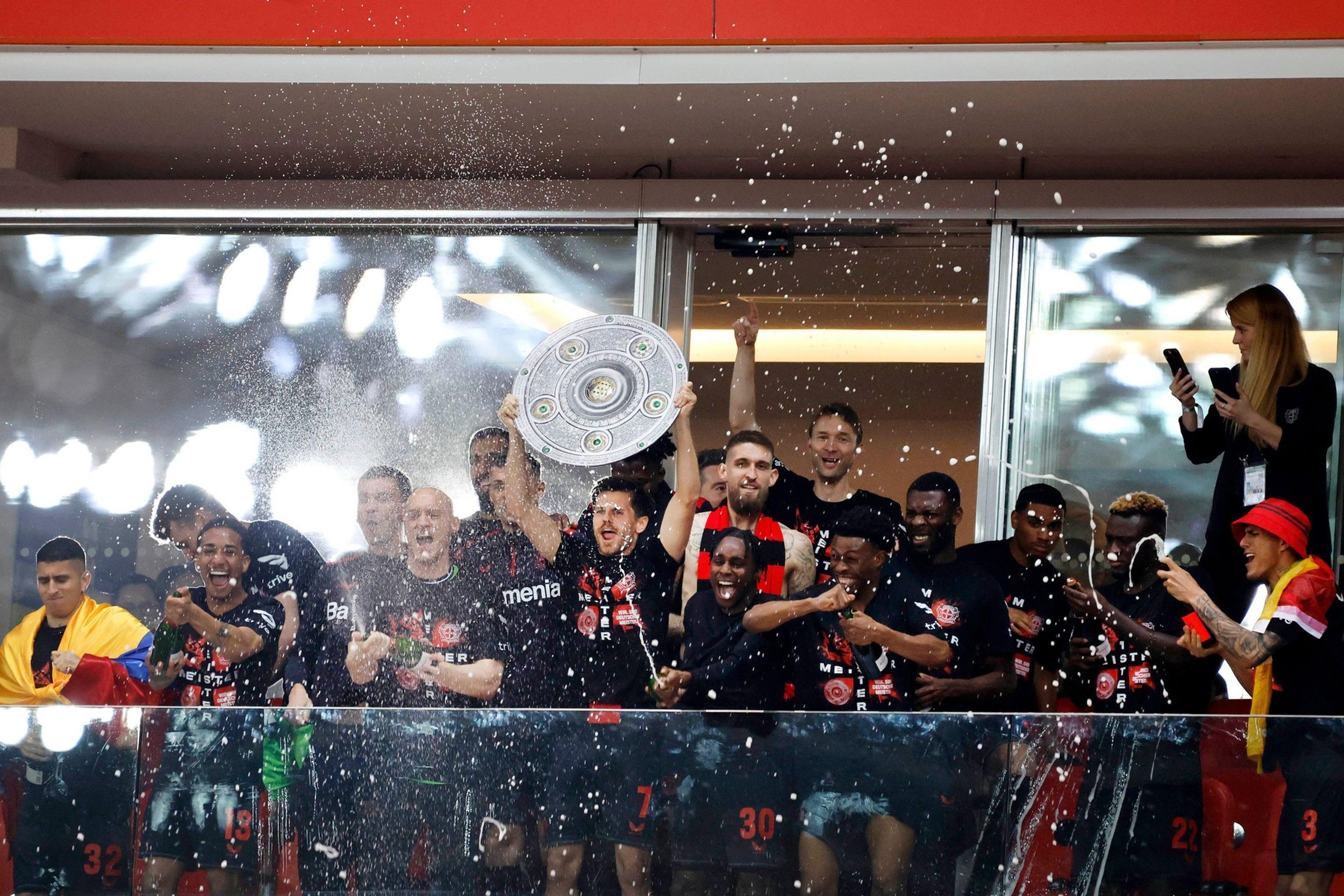Fotbalisté Leverkusenu s trofejí - Oslavy fanoušků a hráčů Bayeru Leverkusen (3/10)