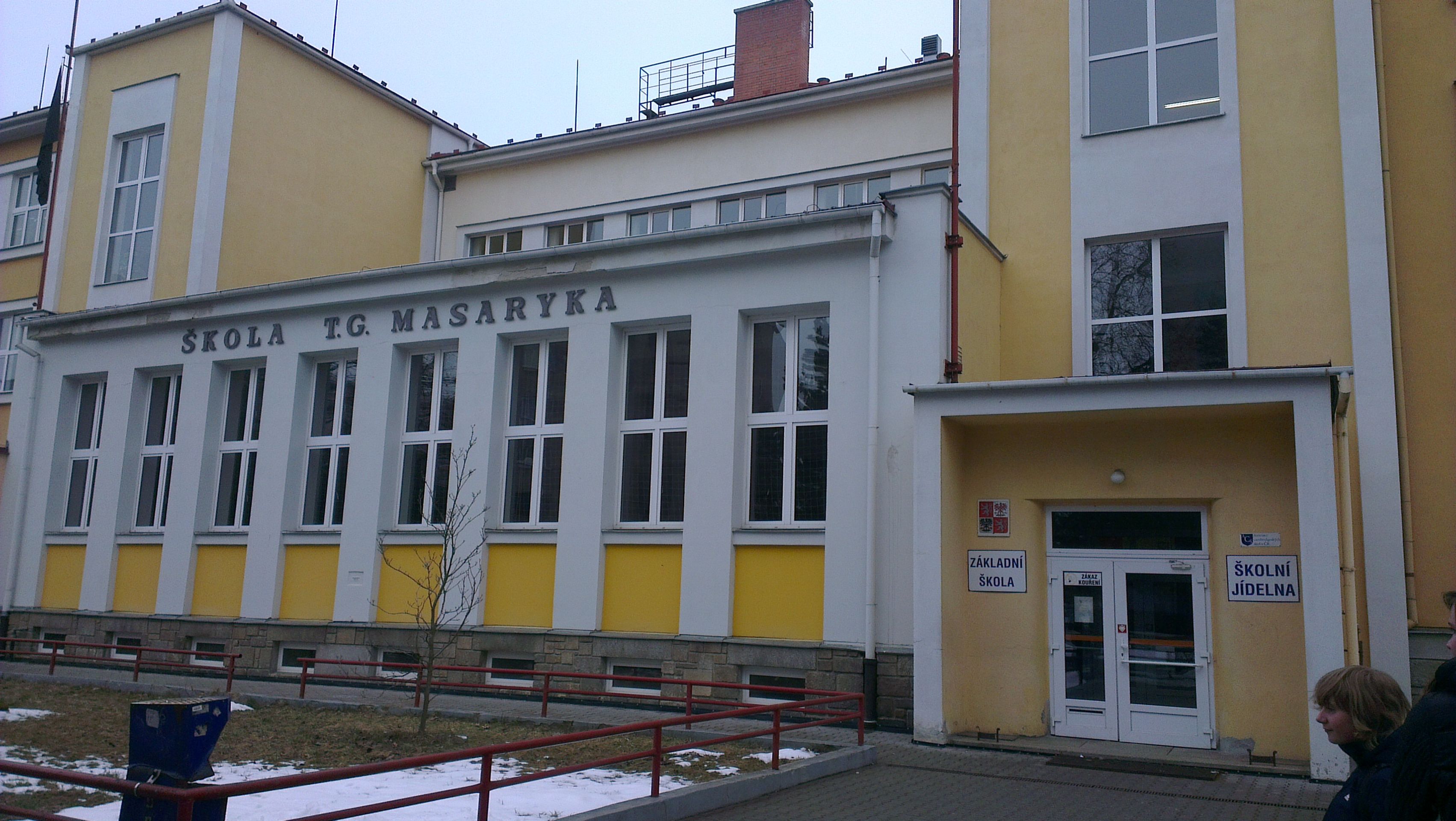 Škola v Jihlavě, do které chodila zavražděná Petra - GALERIE: Smuteční shromáždění za zavražděnou Petru v obrazech (11/15)