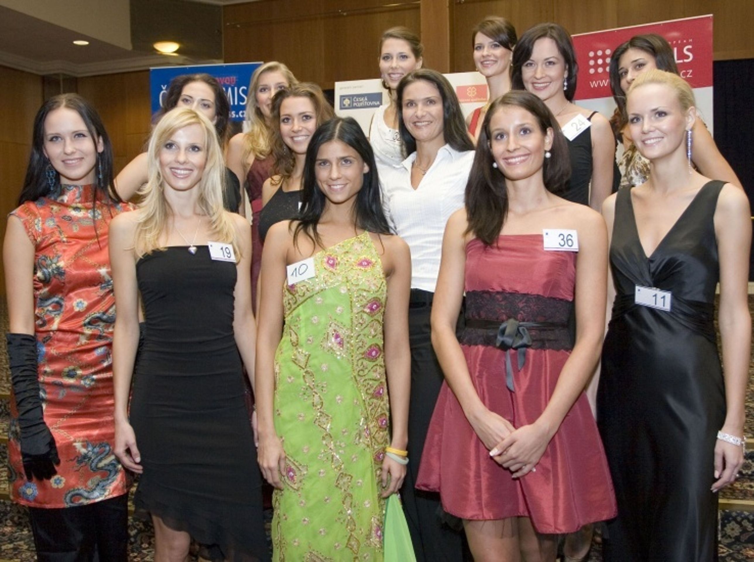 Finalistky soutěže Česká Miss 2007 s ředitelkou Michaelou Maláčovou - Tři Evy v České Miss - fotogalerie finálové dvanáctky (14/14)