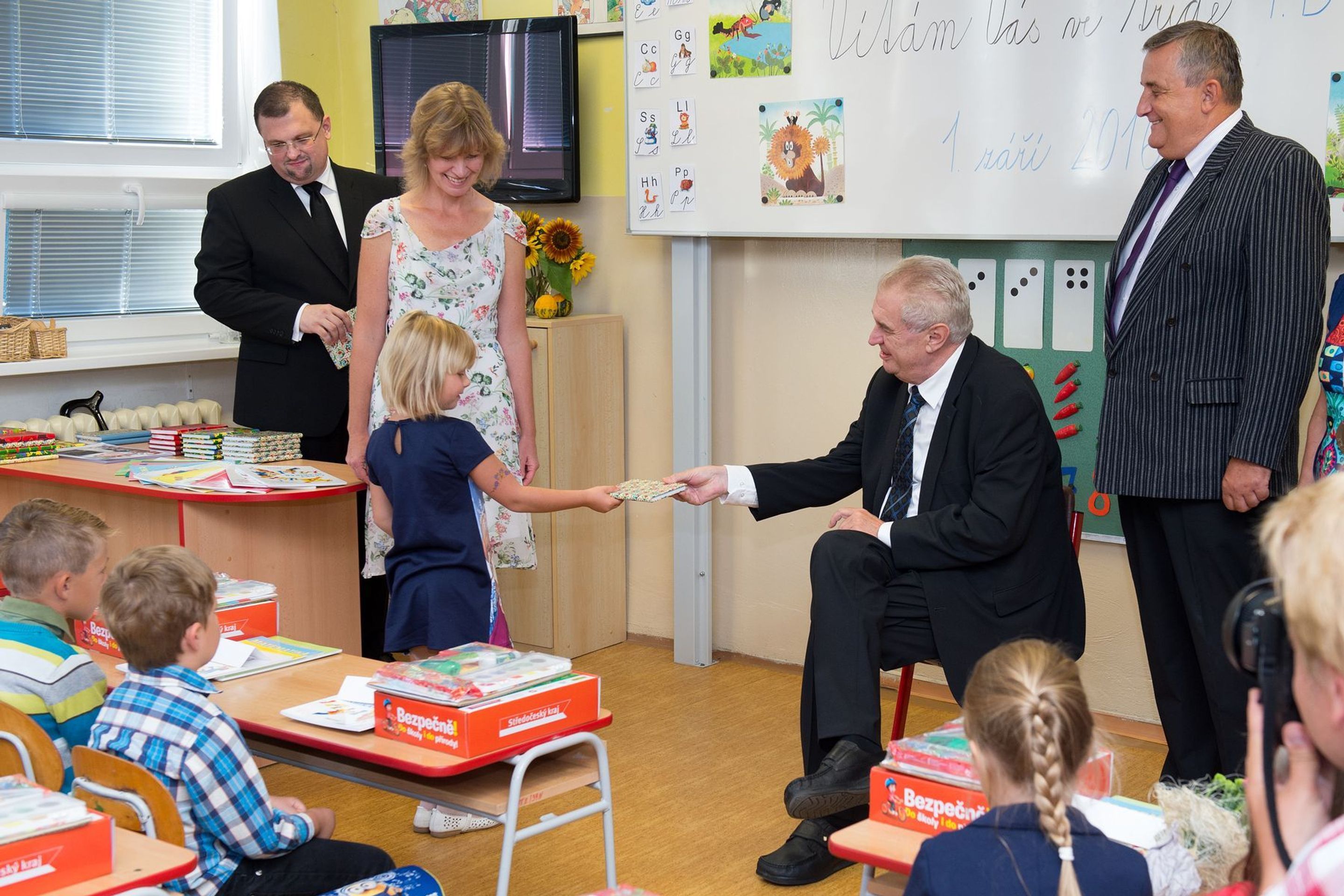 Prezident Miloš Zeman vítá prvňáčky - 13 - GALERIE: Miloš Zeman zahajuje školní rok ve Stochově (13/17)